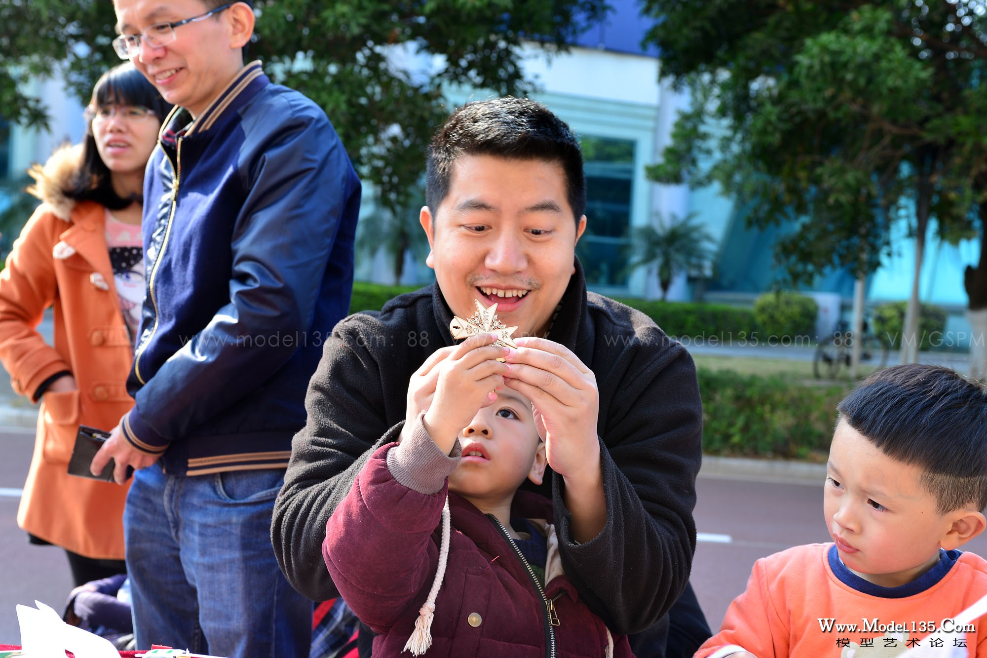 瞧这对父子玩的多开心！