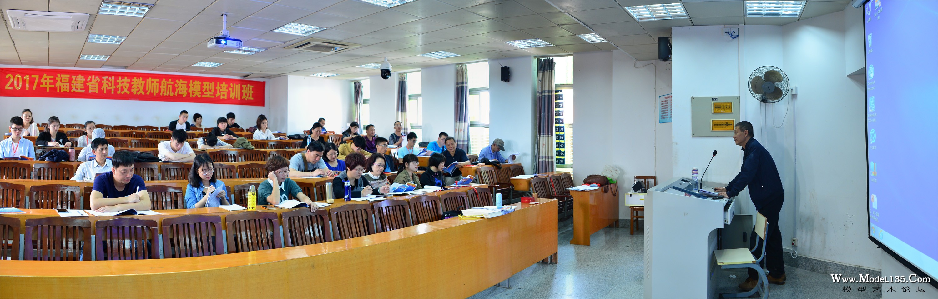 航海模型世界冠军林沁老师为学员老师们授课