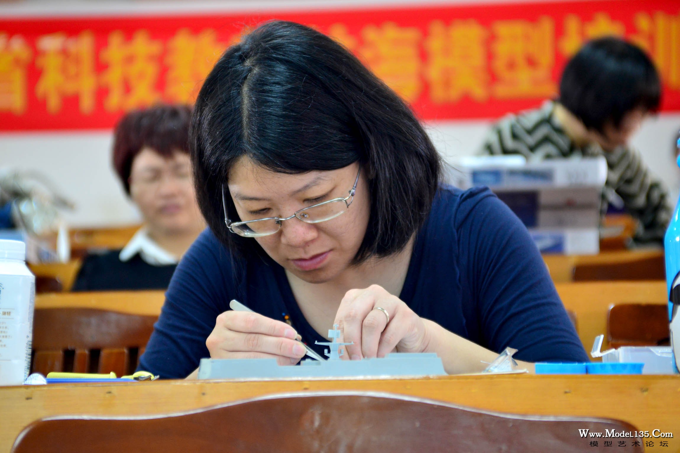 老师们认真制作