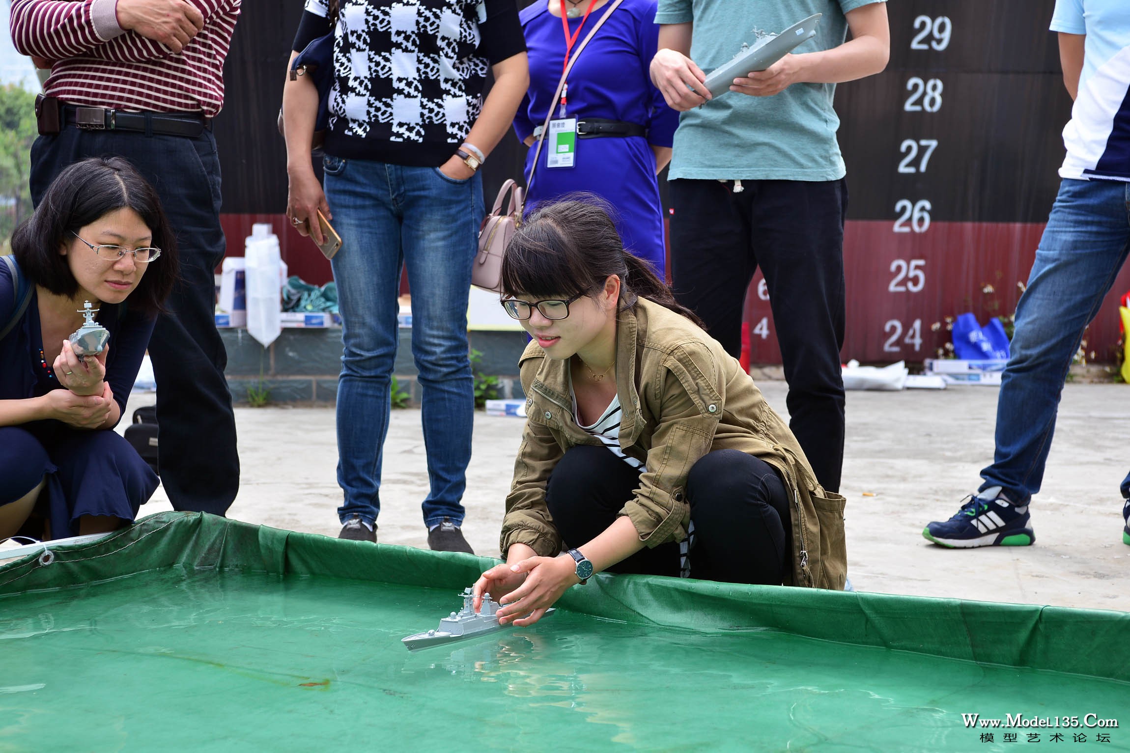 几轮调试后，老师们进行了直航竞赛