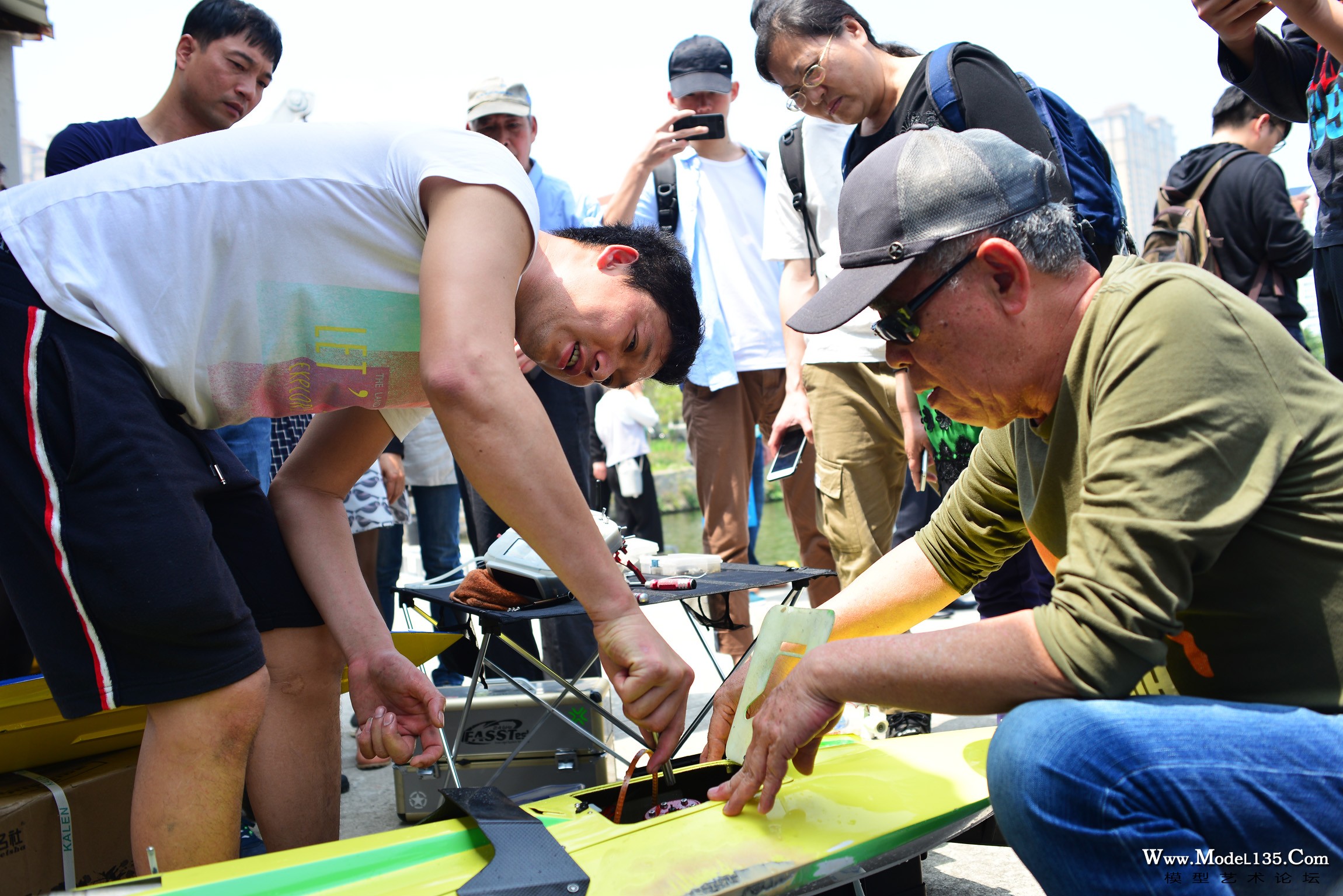 本次培训班还特别邀请到即将参加全运会选拔赛的模型高手演示，图为福建资深教练伍长晃老师 ...