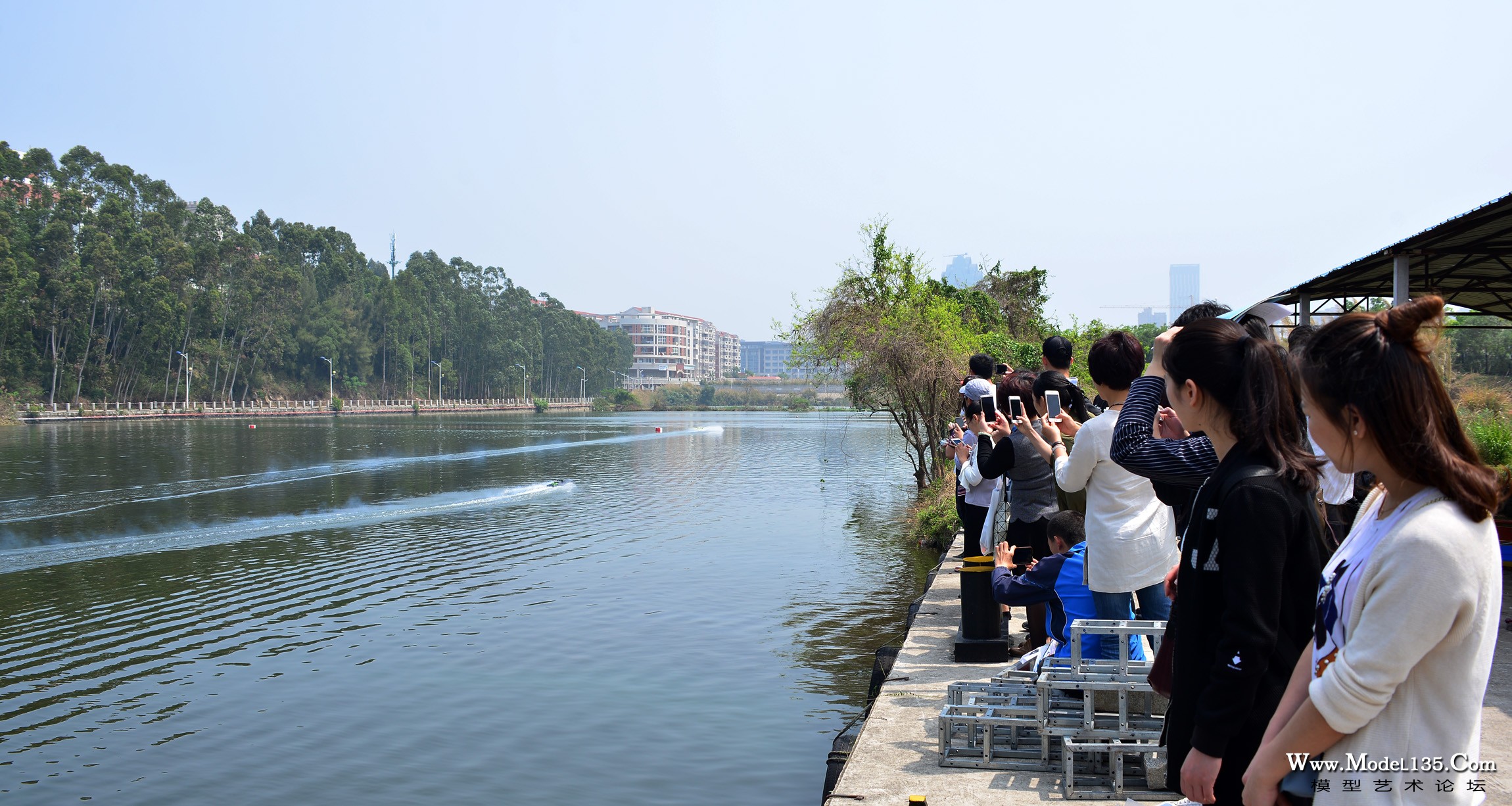 内燃机模型轰鸣而过，给老师们留下了深刻印象