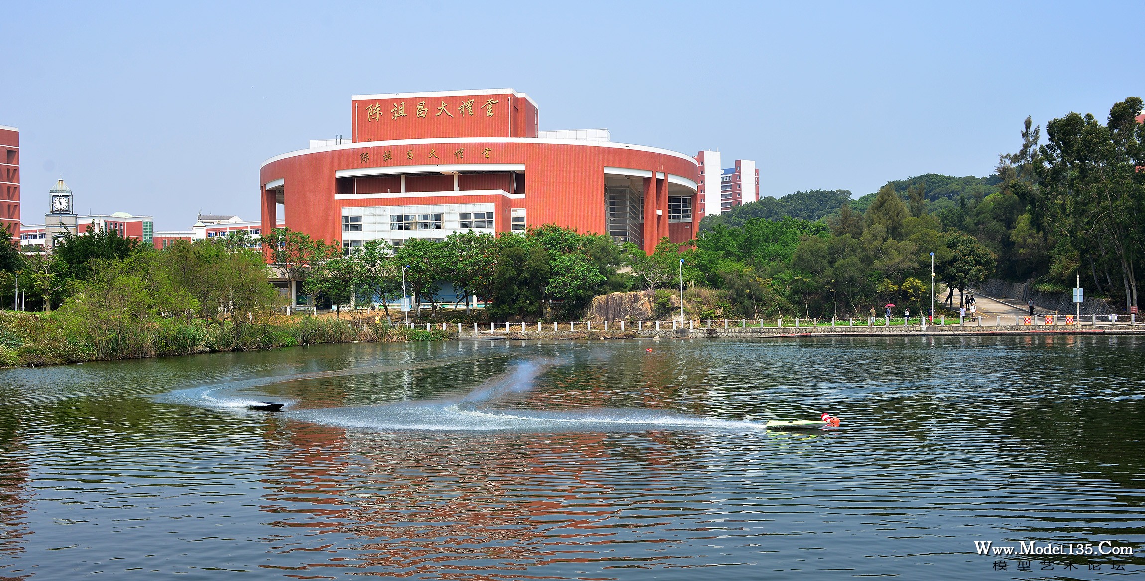 一艘艘疾驰而过的模型在航海学院留下了一道道优美的航迹