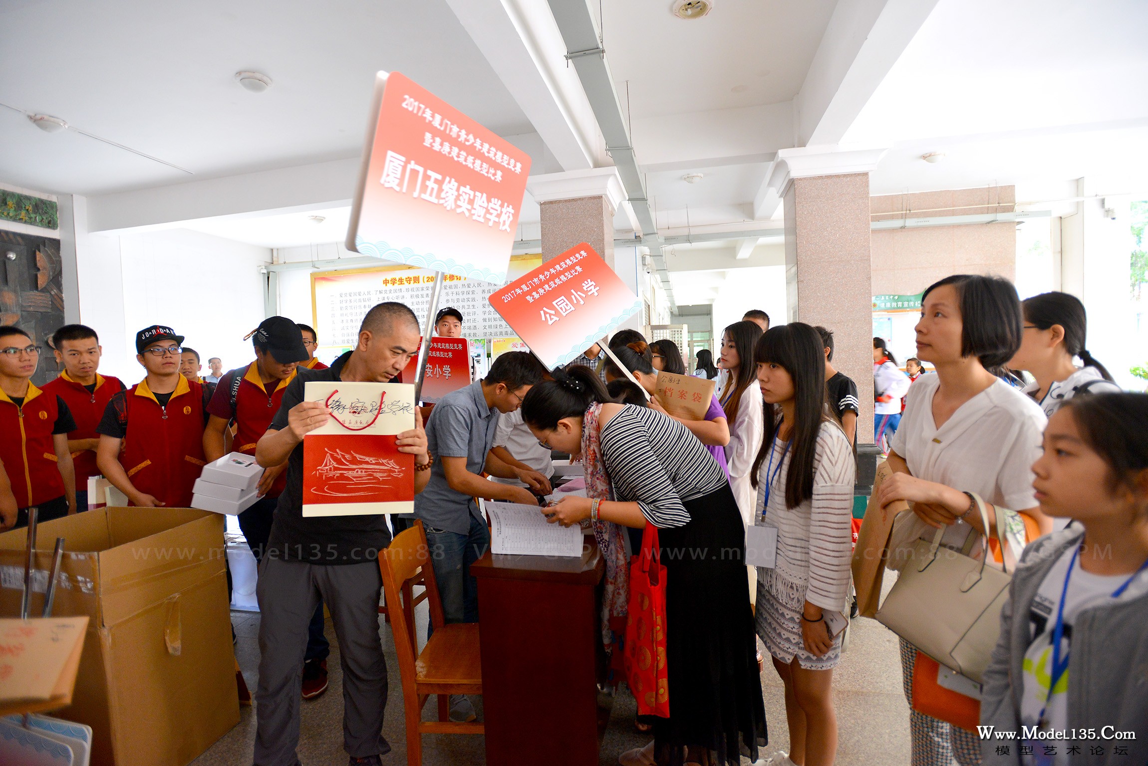 嘉庚纪念馆和华侨博物院的工作人员正在发放竞赛器材