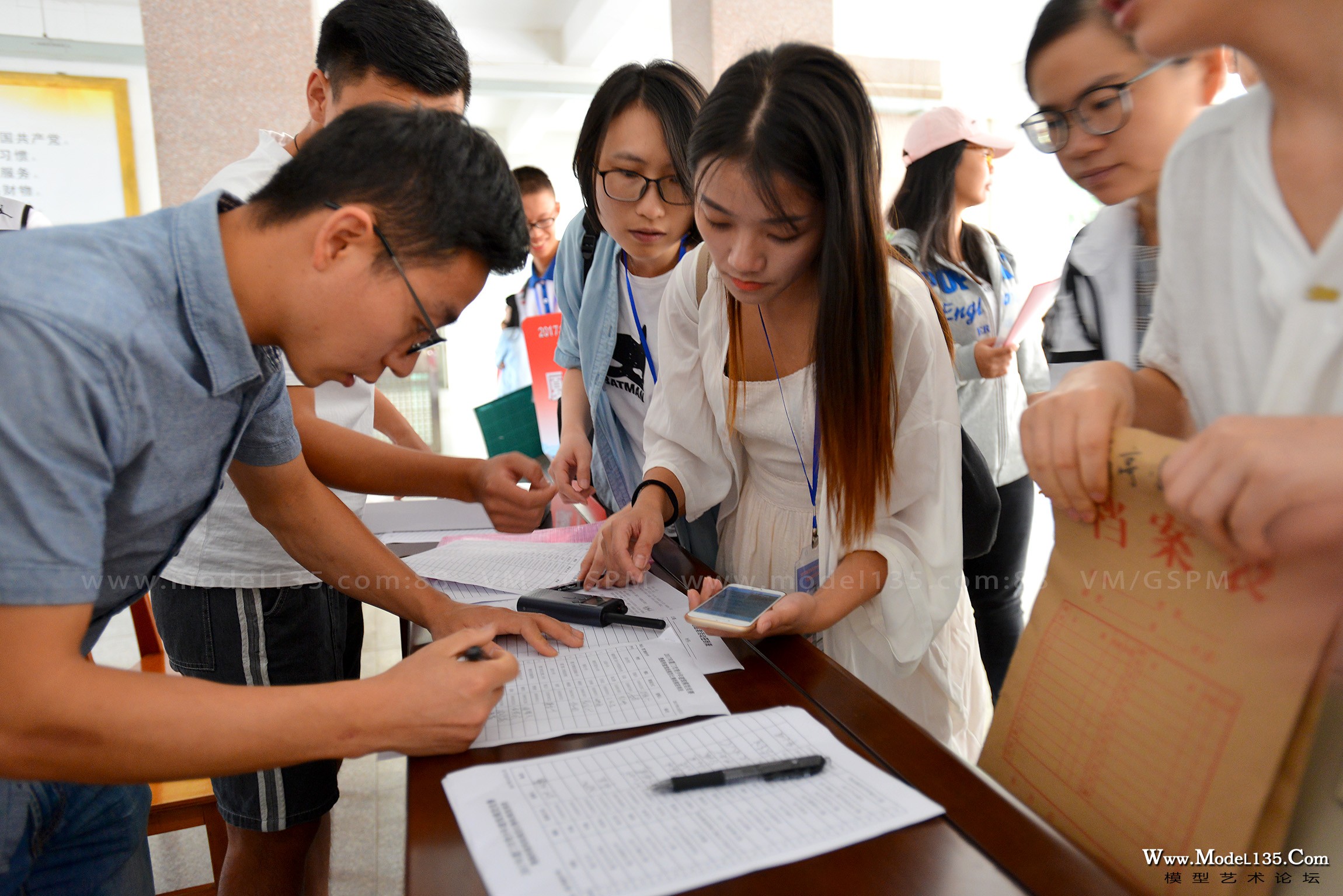 辅导员老师正在根据学生们的参赛信息领取器材