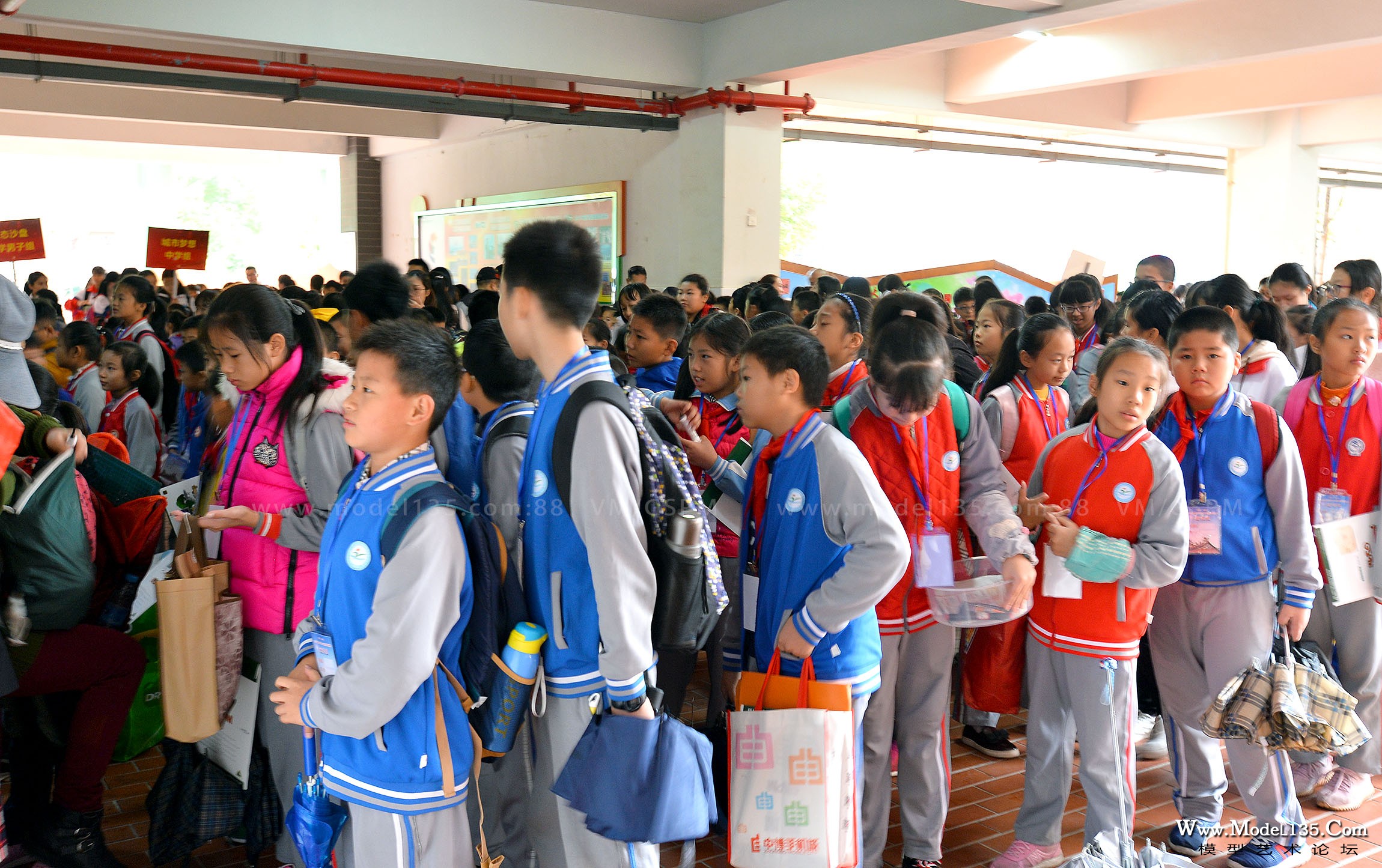 11月25日的竞赛，由于厦门的降温，大雨不期而至。赛会启动了应急预案，参赛同学直接排队进入竞赛场地。 ... ...