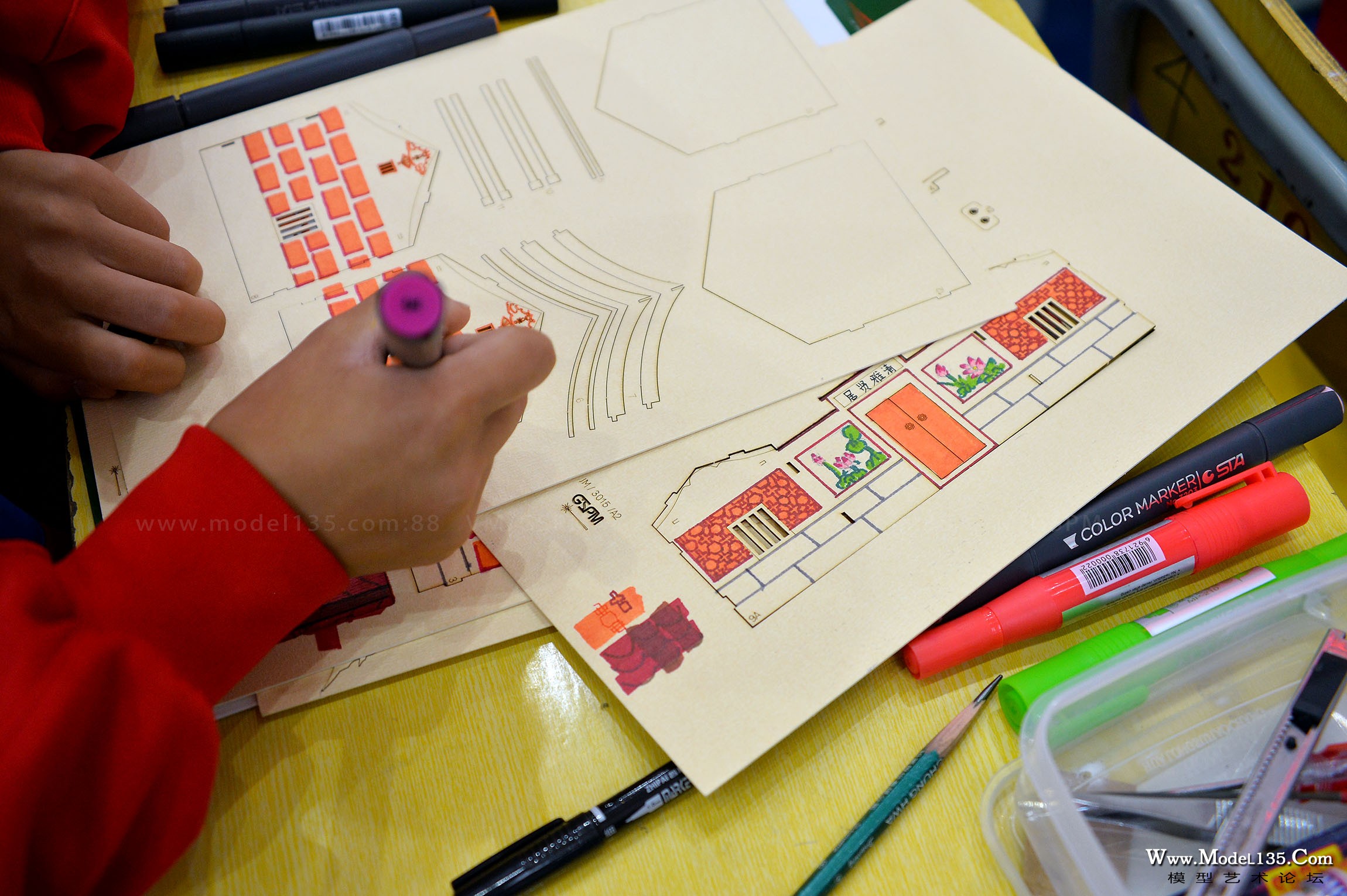 正在描绘“闽南古厝”的小选手