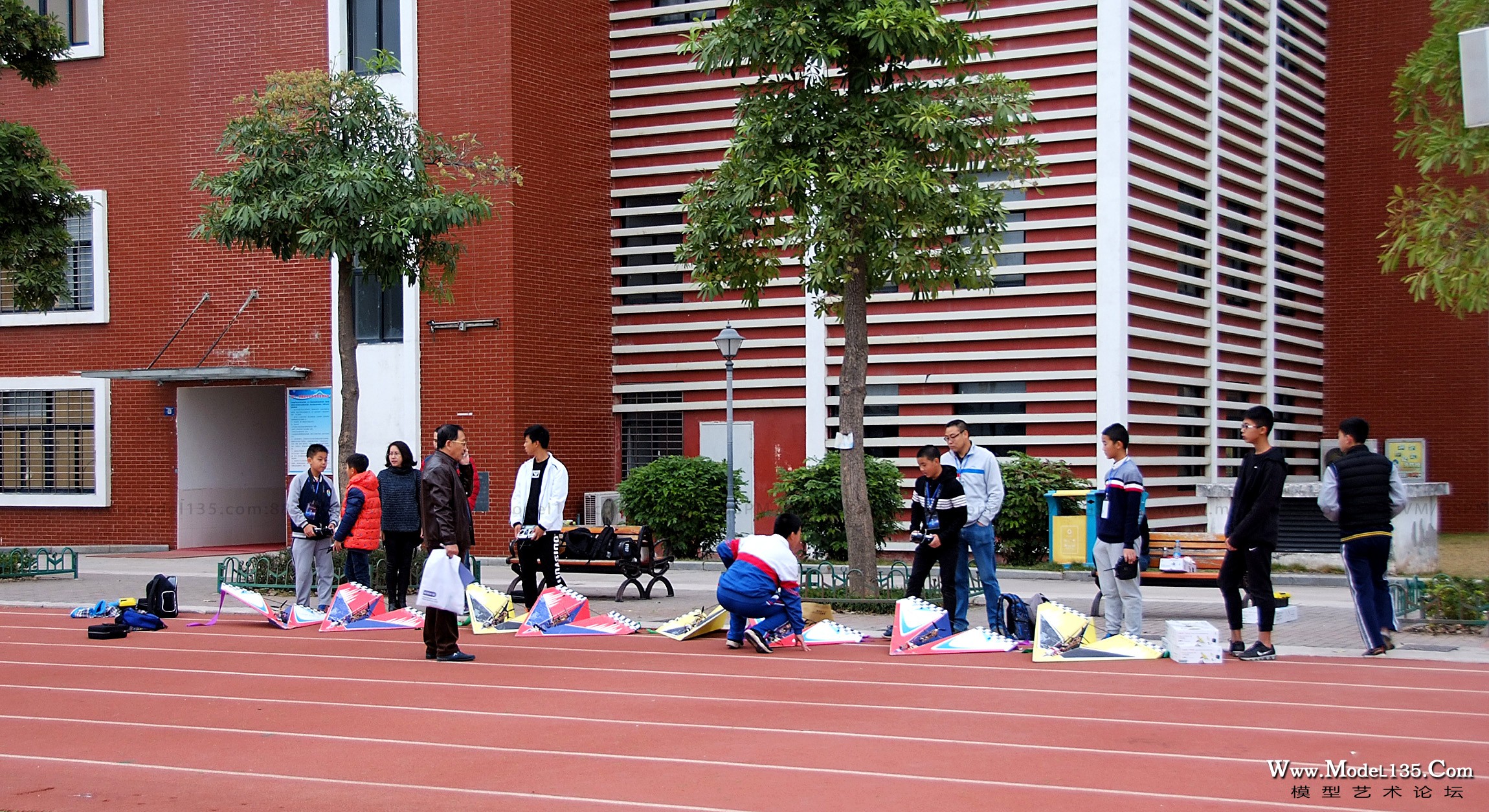 简短的开幕仪式后将会有遥控纸飞机表演（遗憾的是由于突然降雨，开幕式后的航空模型表演被迫取消）。 ...