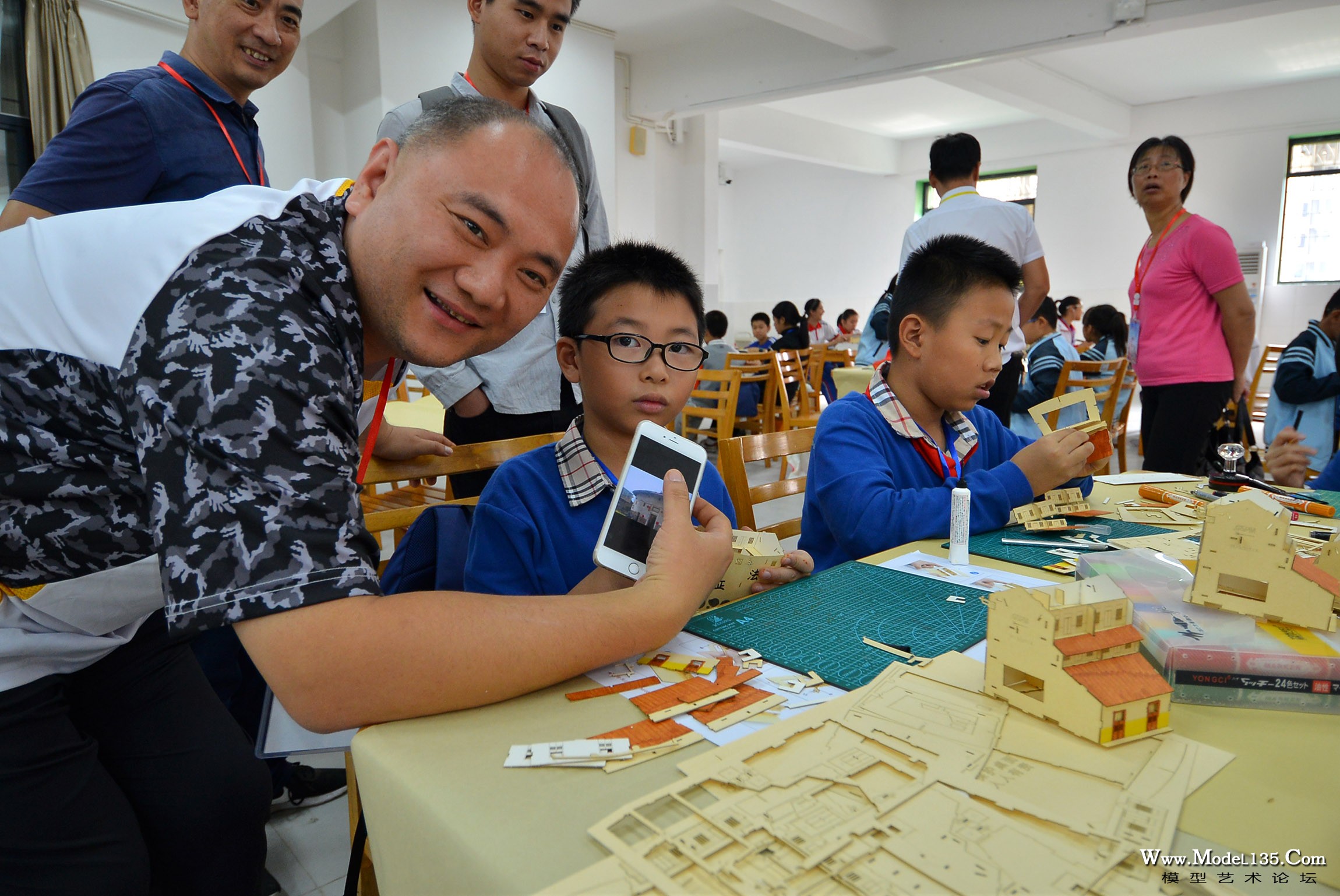 福建省驻村干部、土楼所在地领导与参赛同学分享凤山楼图片
