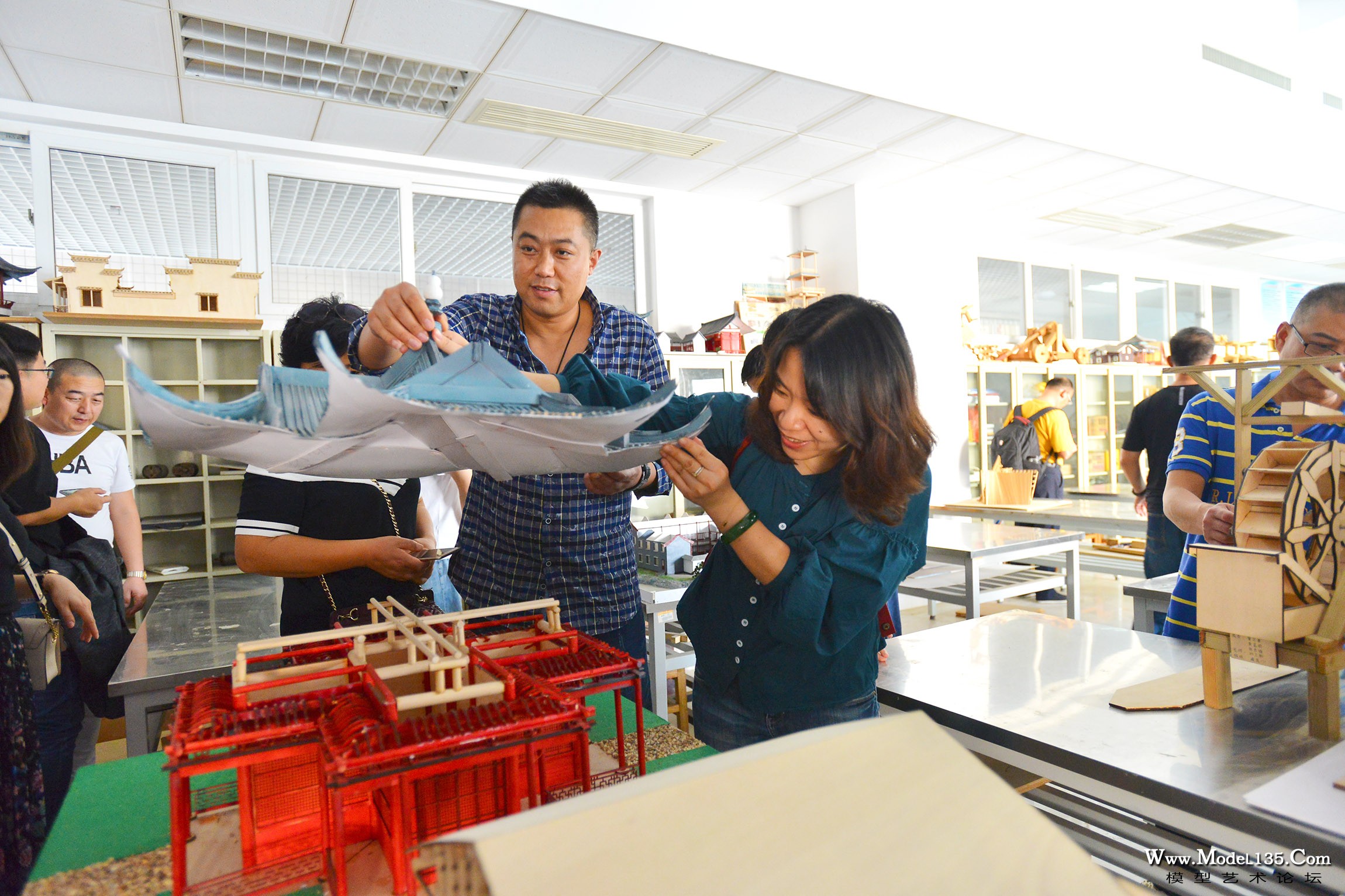 平日里习惯于建筑模型普及教育的裁判员们对与大学生作品十分感兴趣