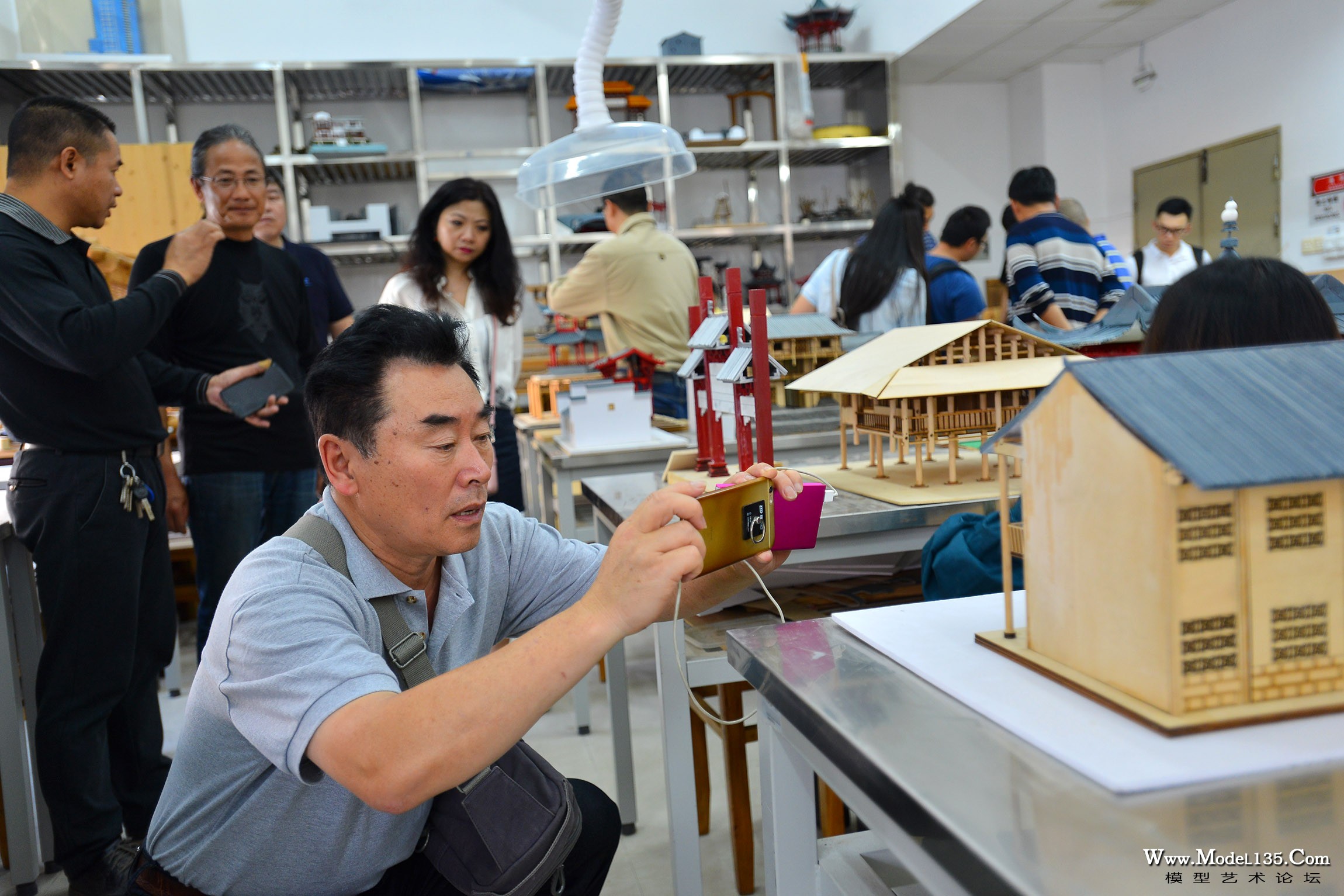 搞了一辈子模型普及活动的亓核新老师也被大学生的作品深深吸引了