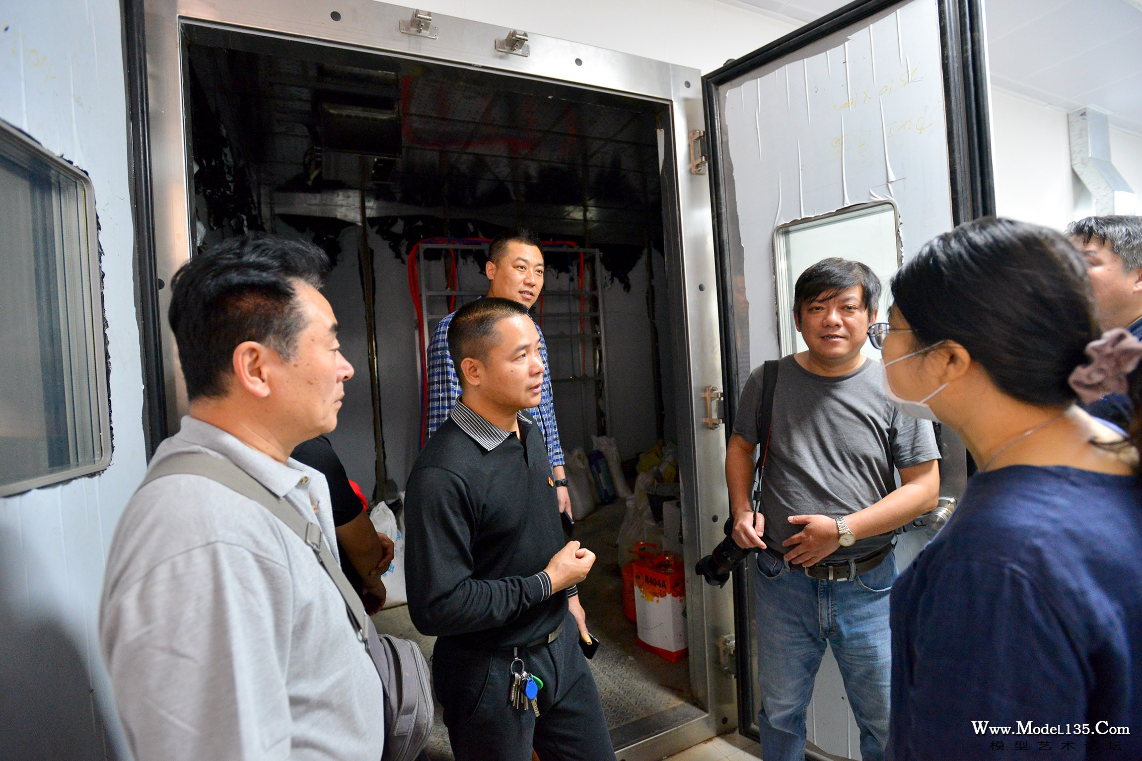 参观正在兴建的综合环境试验舱