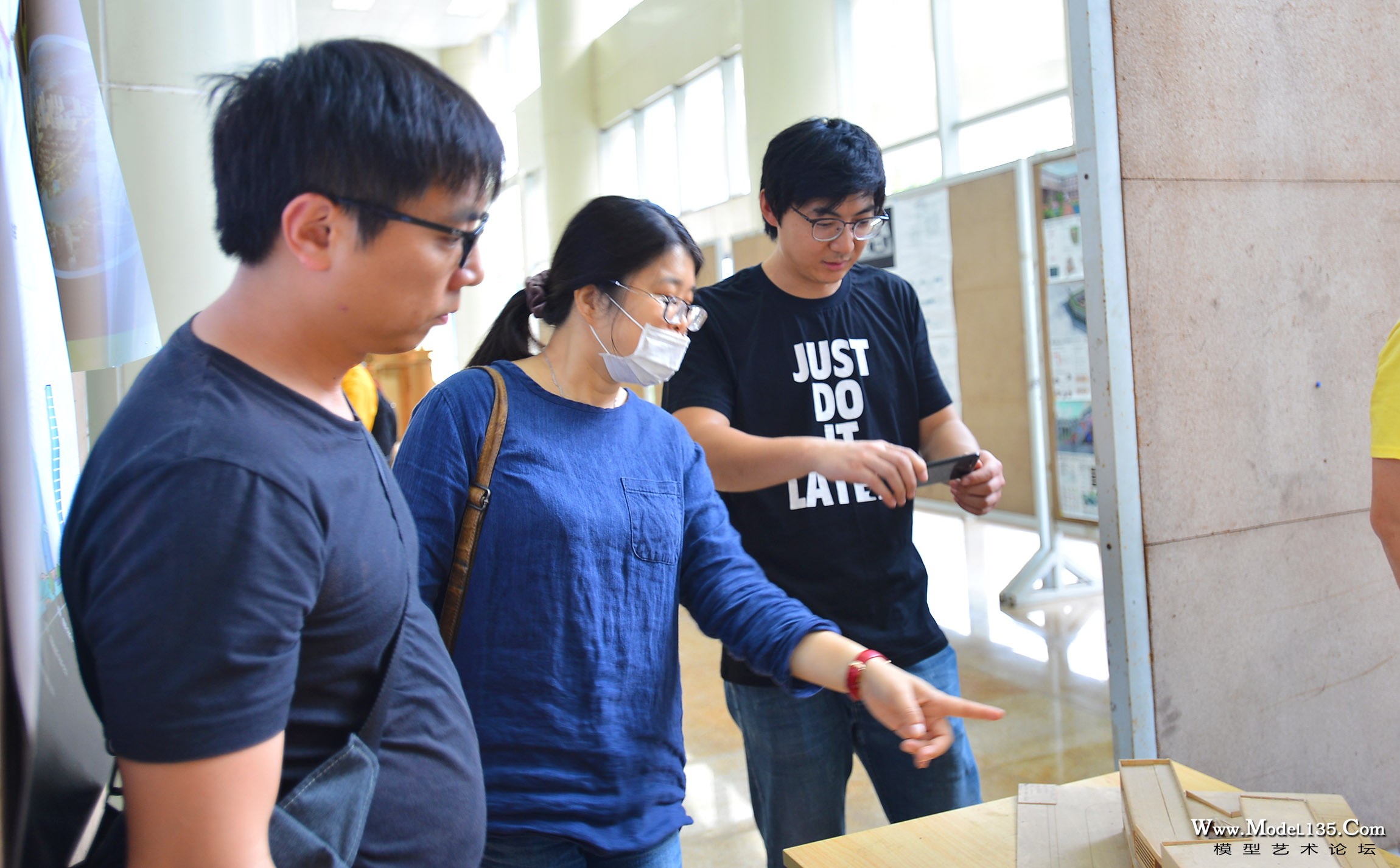 广州大学建筑系庞钥教授正在为裁判们讲解