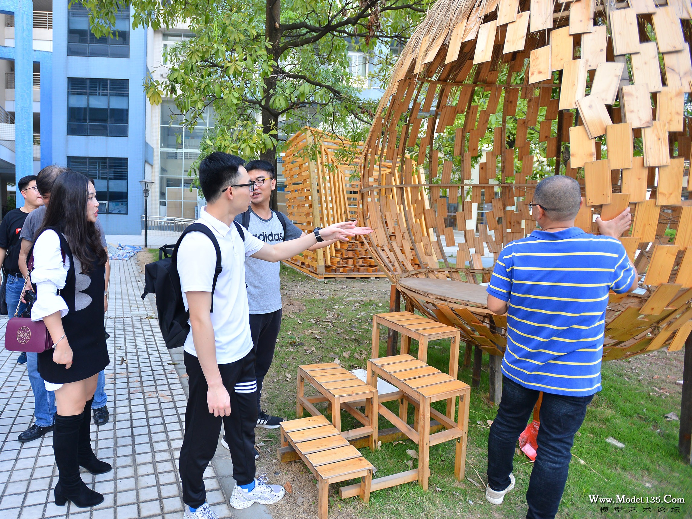 这些真实大小的模型都是经过精挑细选的获奖设计并由社会投资兴建而成