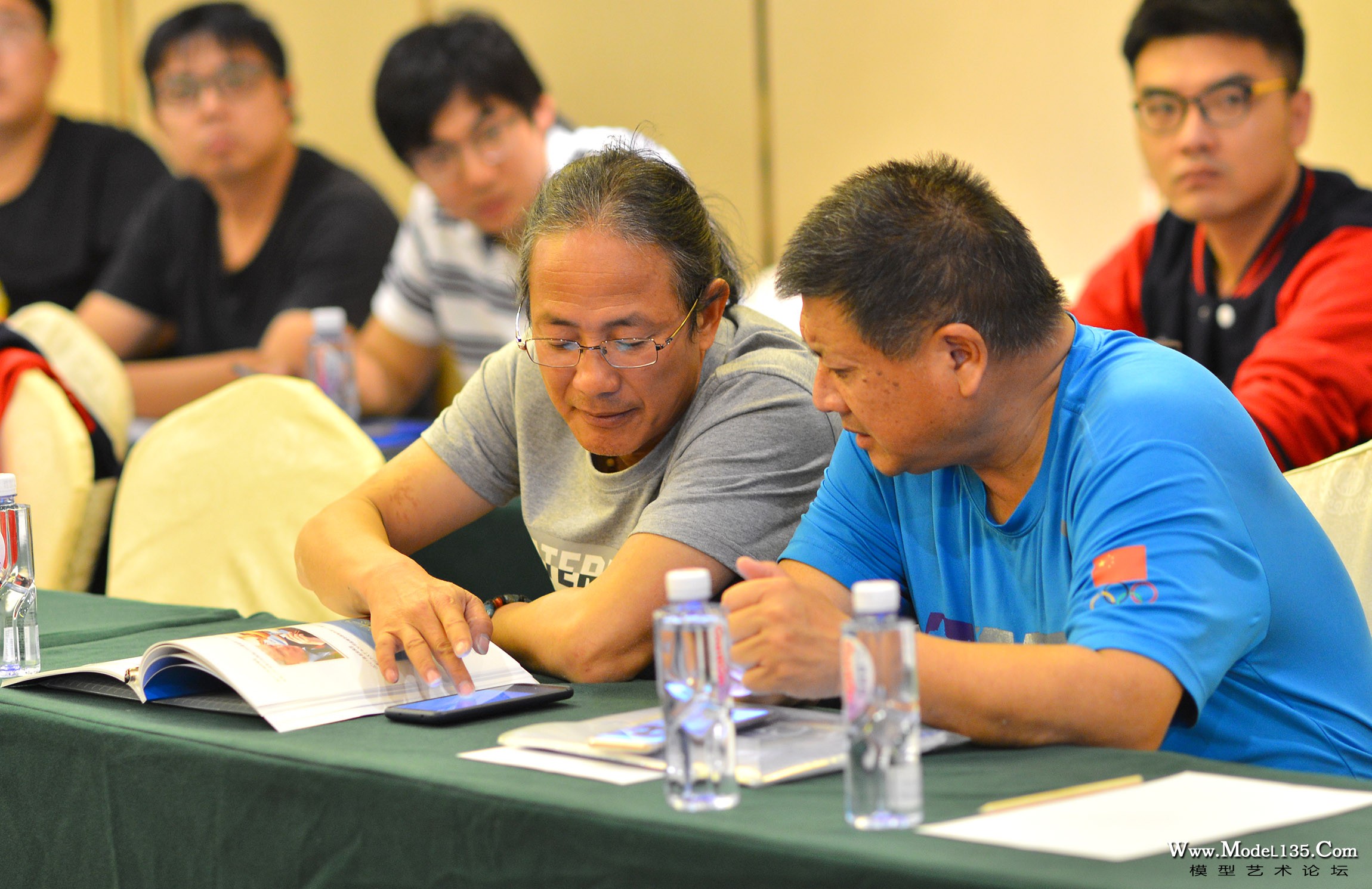 两位现任专业模型竞赛的总裁判长-四川的肖松老师和成都的张宏老师