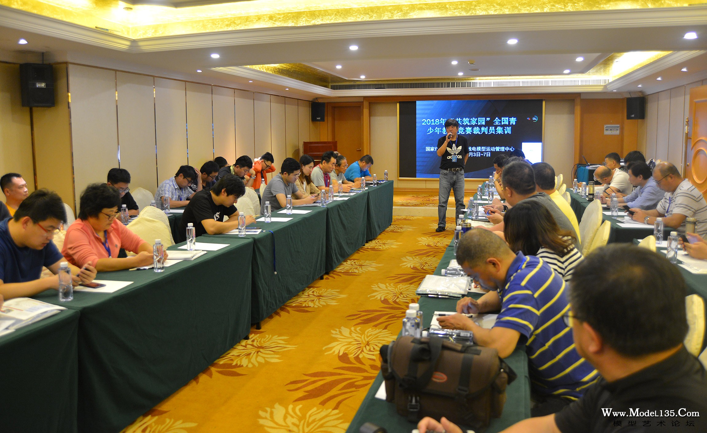 裁判员集中学习使用手机扫描二维码纪录成绩的方法