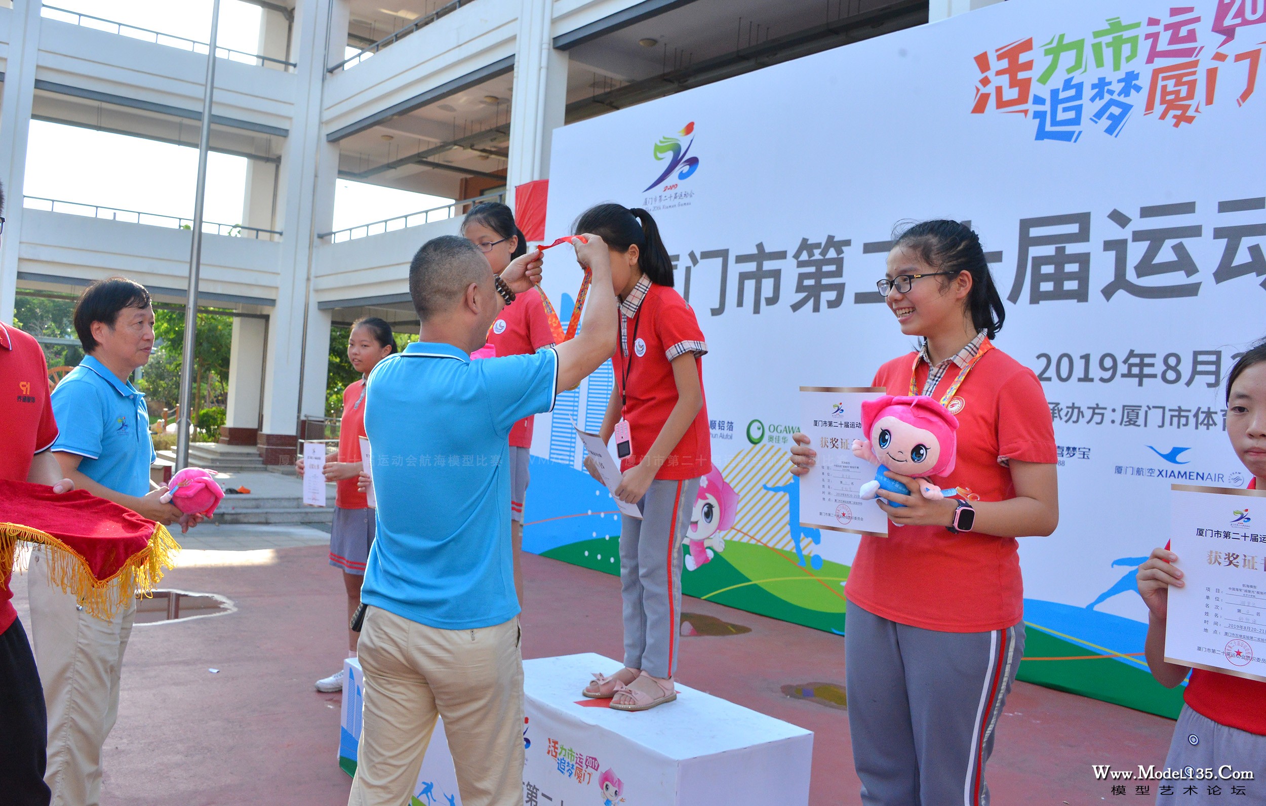 市模型协会会长为戚继光舰小学女子组获奖选手颁奖
