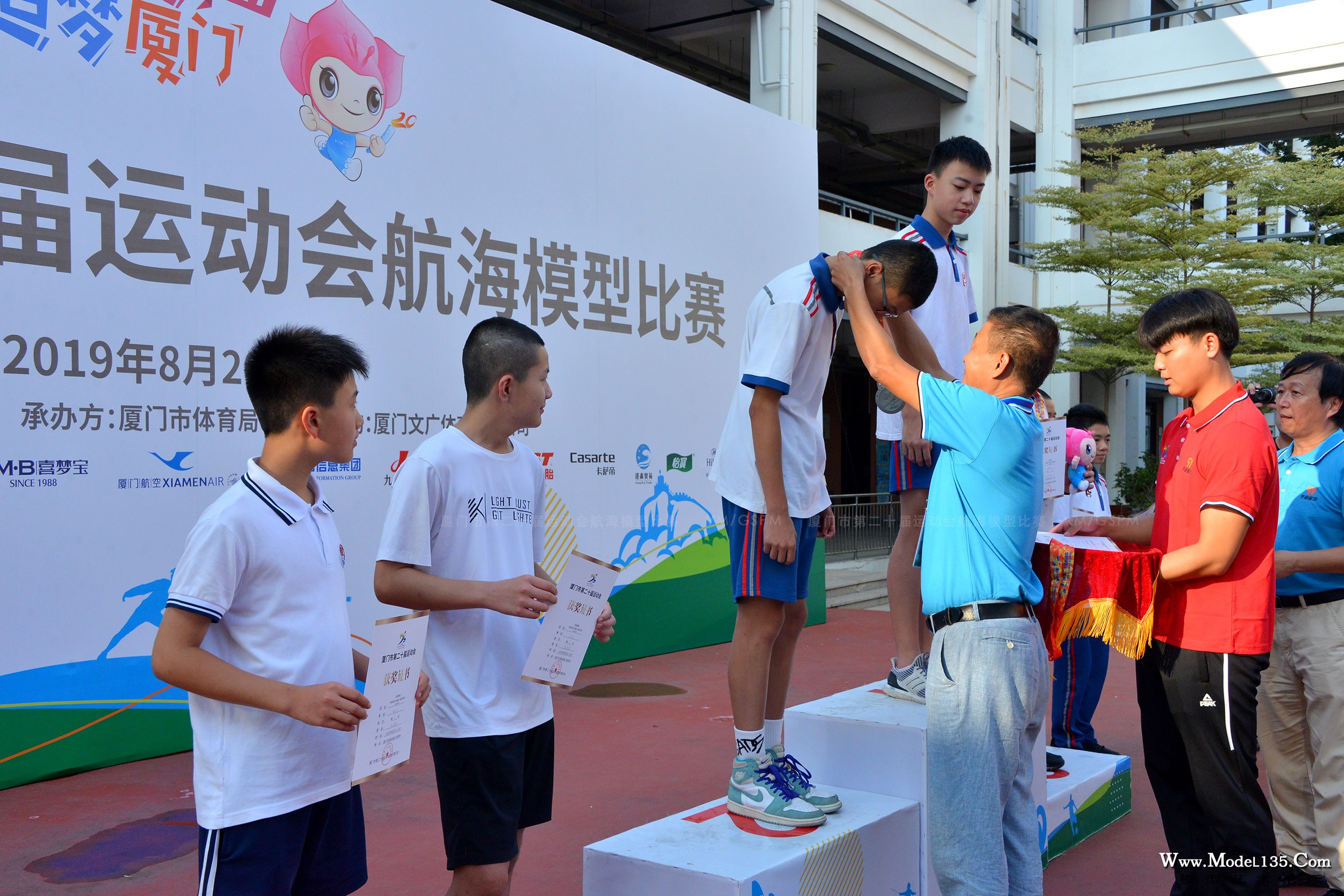 航海模型世界冠军为戚继光舰中学男子组获奖选手颁奖