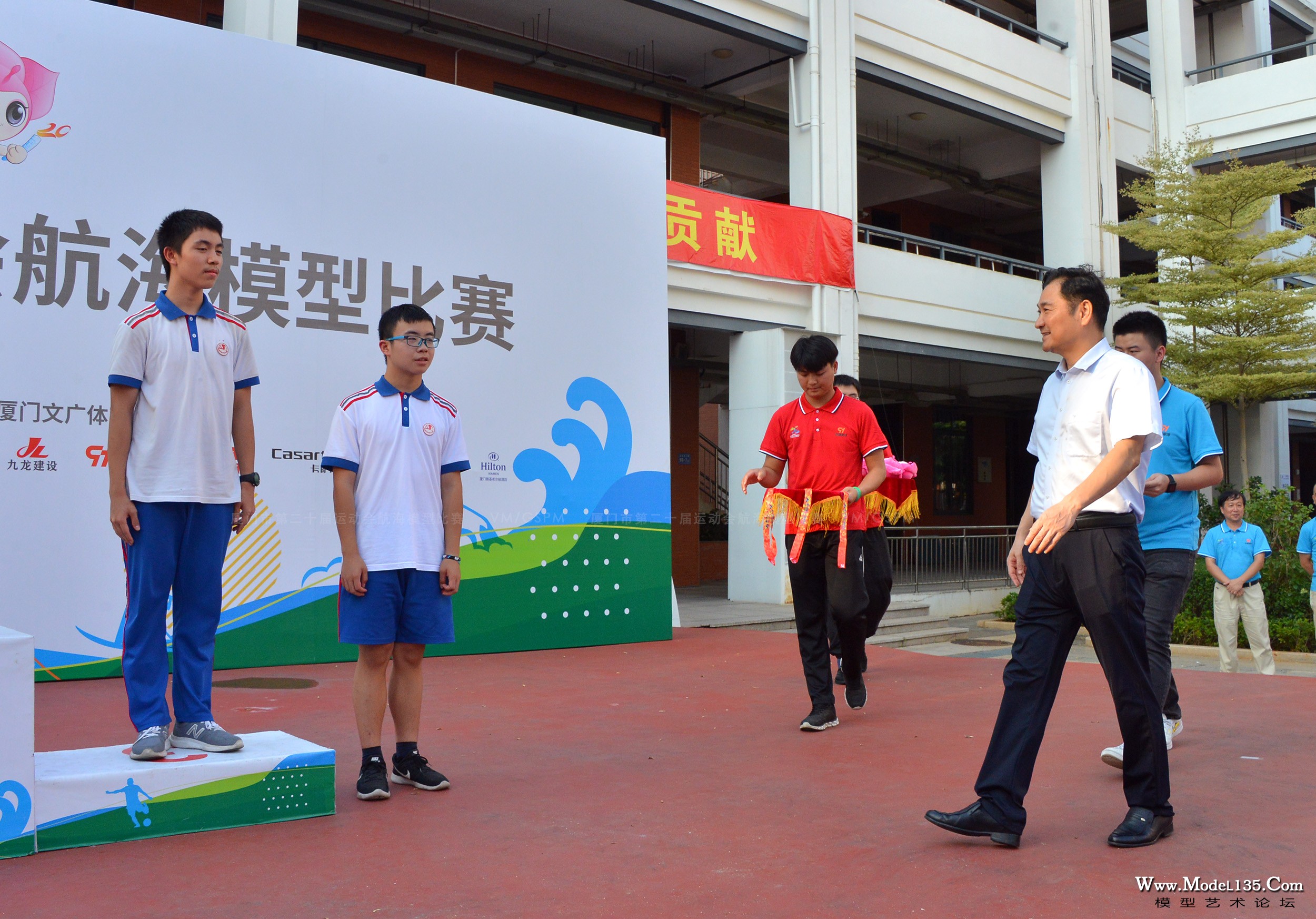 市体育局副局长杜新飞到场为获奖选手颁奖