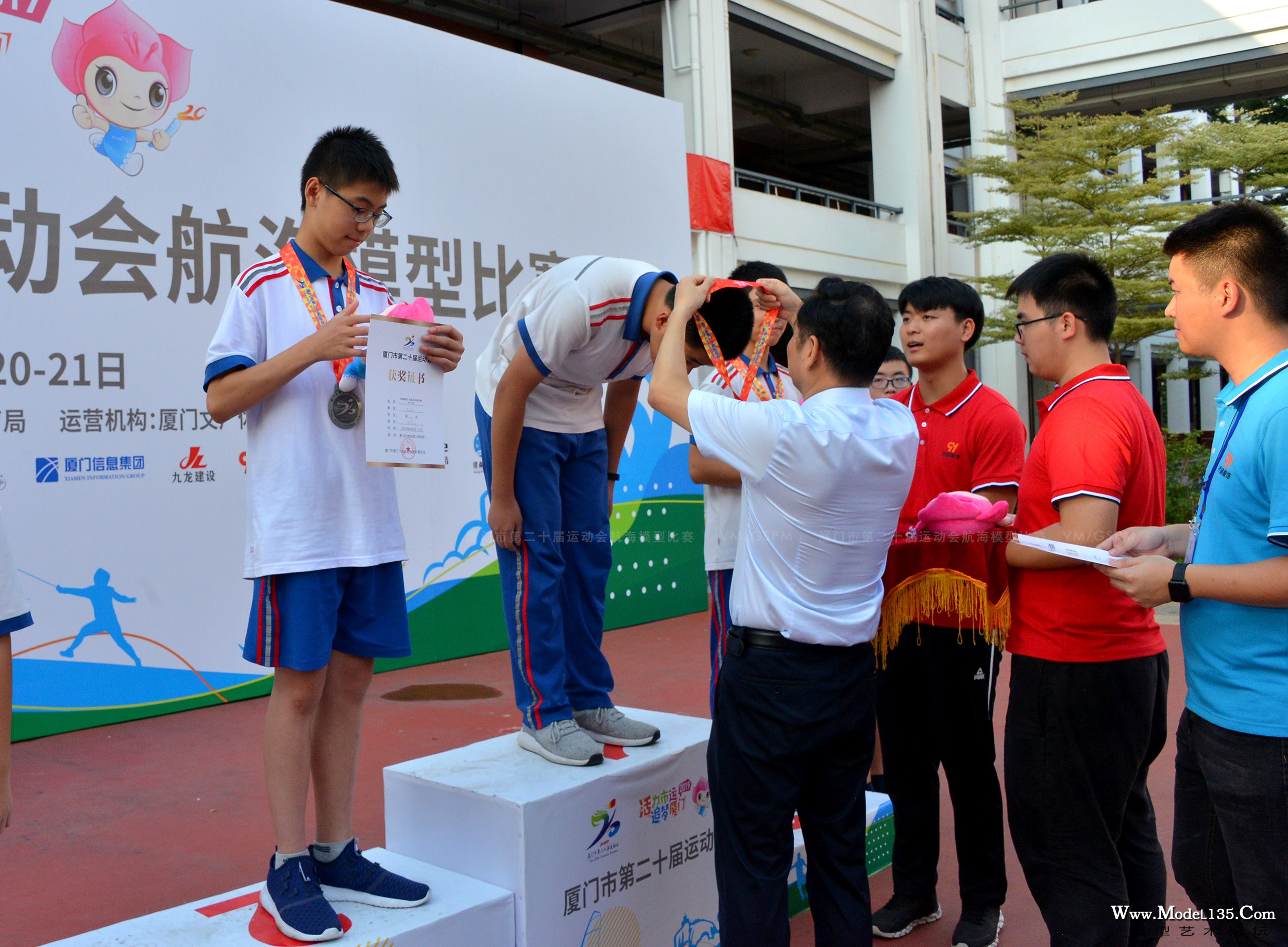 杜副局长为南湖红船获奖选手颁奖