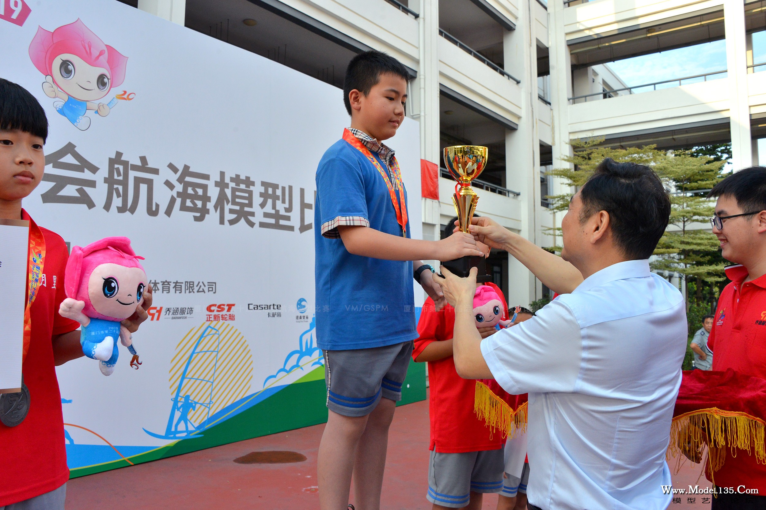 杜副局长为获得迷你仿真航行冠军选手颁发奖杯