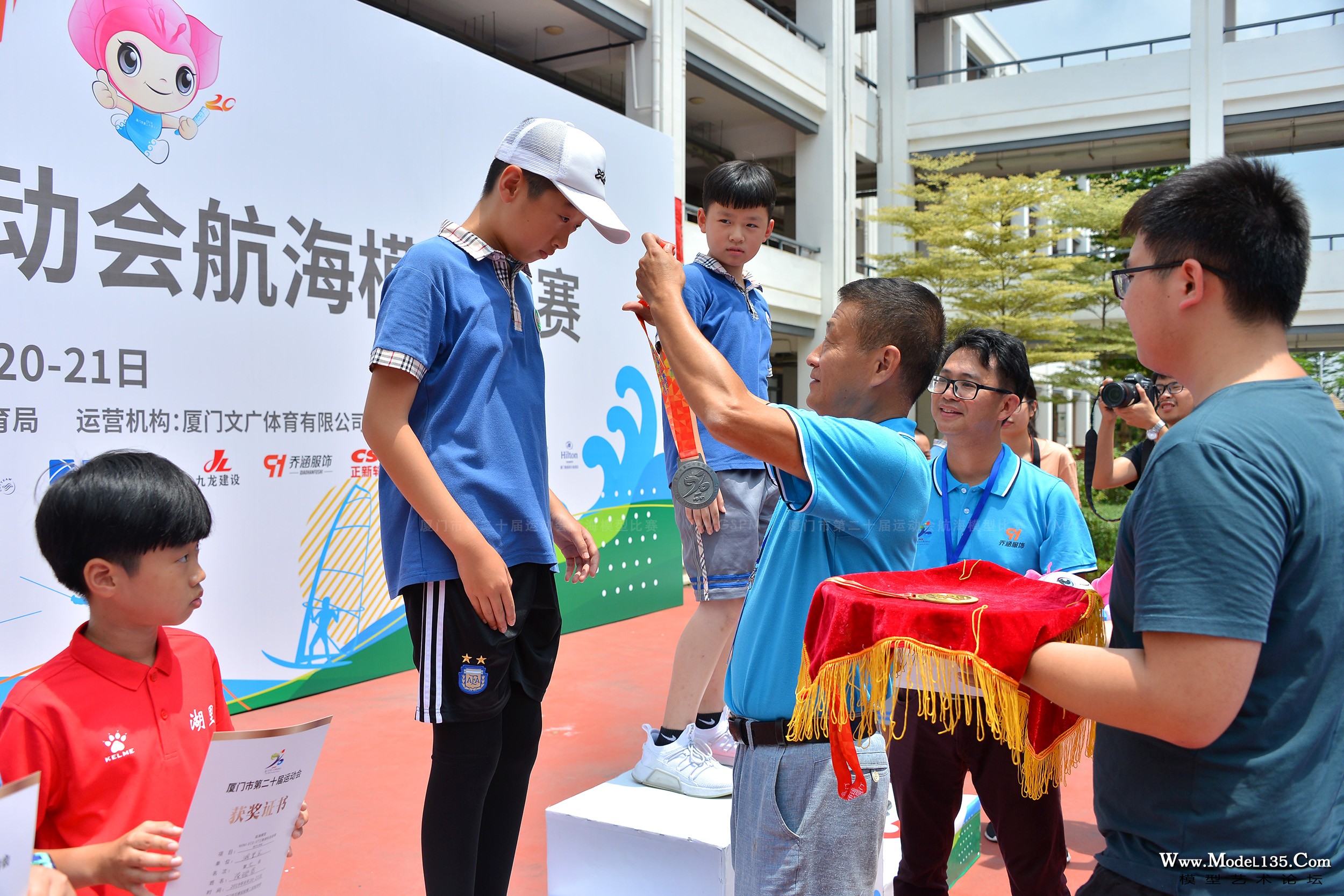 航海模型世界冠军林沁老师为获奖选手颁奖