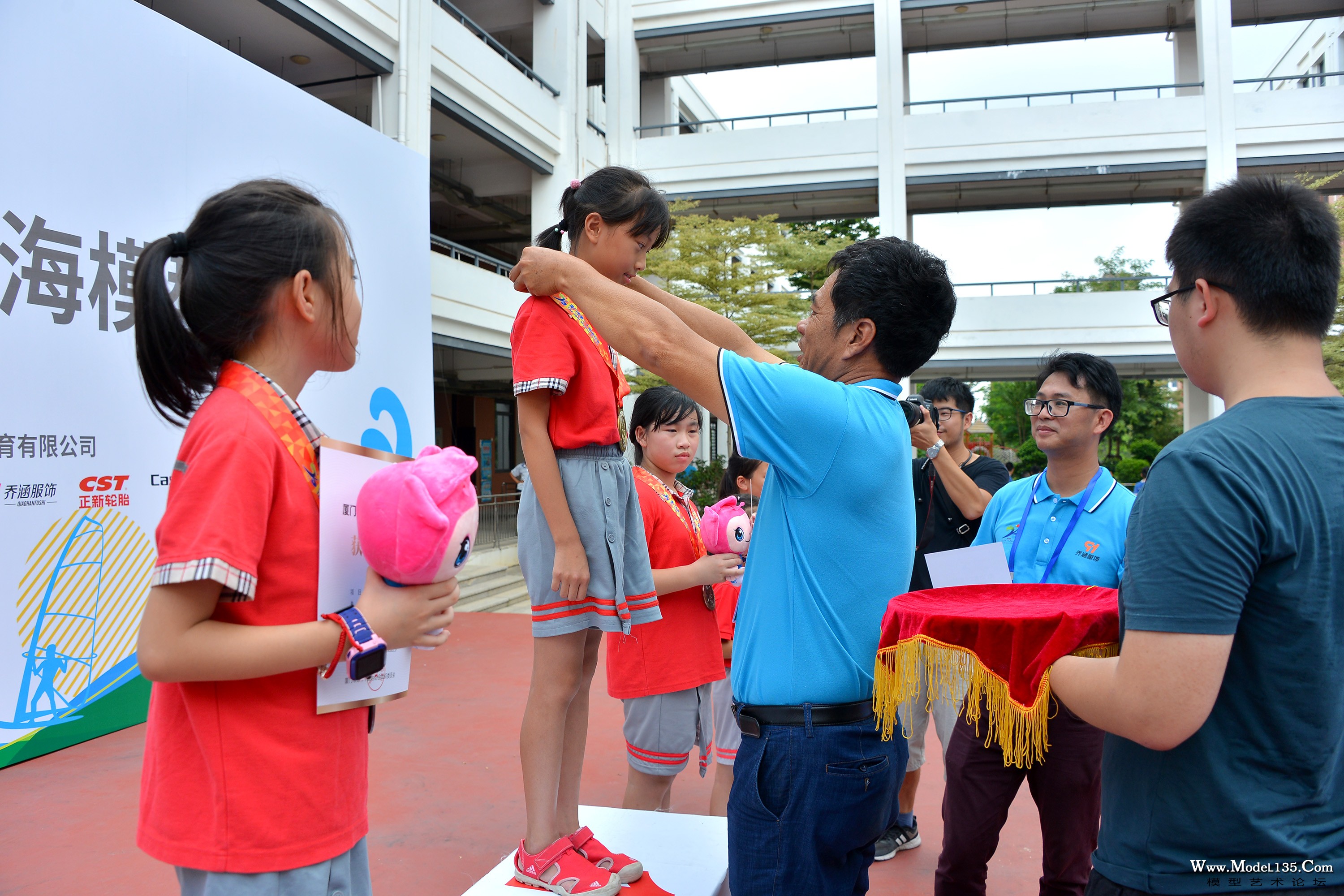 航海模型世界纪录创造者肖庆元教练为获奖选手颁奖