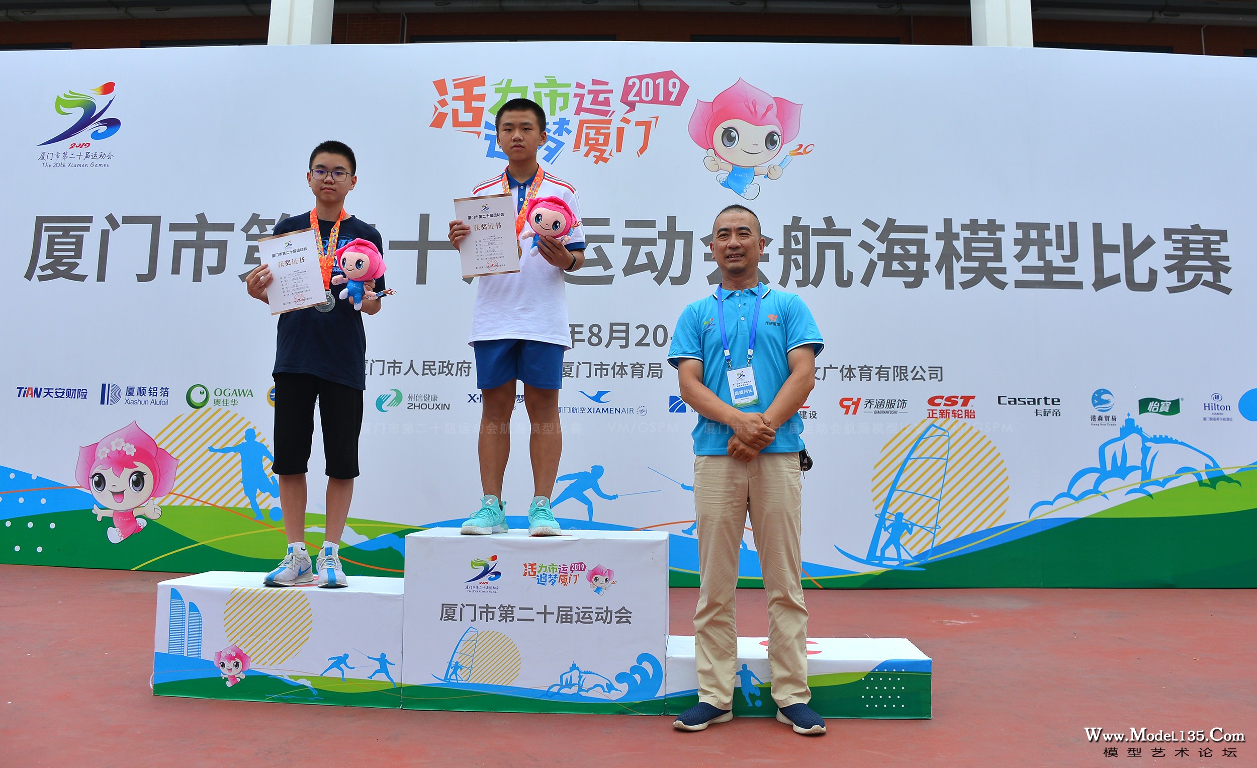 市模型协会会长为中学男子组获奖选手颁奖