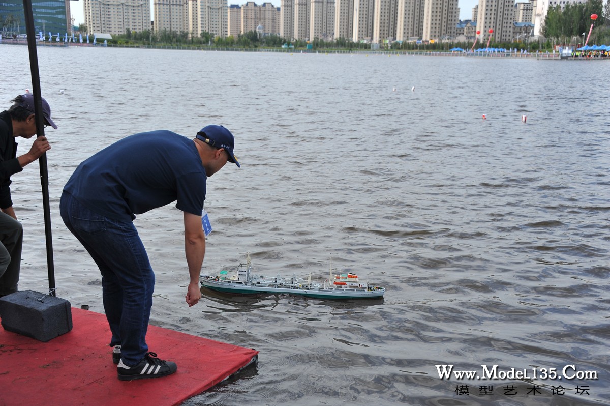 即便是航浚，在巨大的浪涌面前也只能寻找风浪间隙进入码头