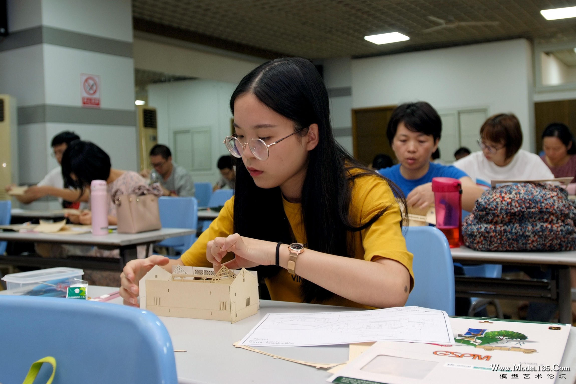 正在制作闽南古厝的老师