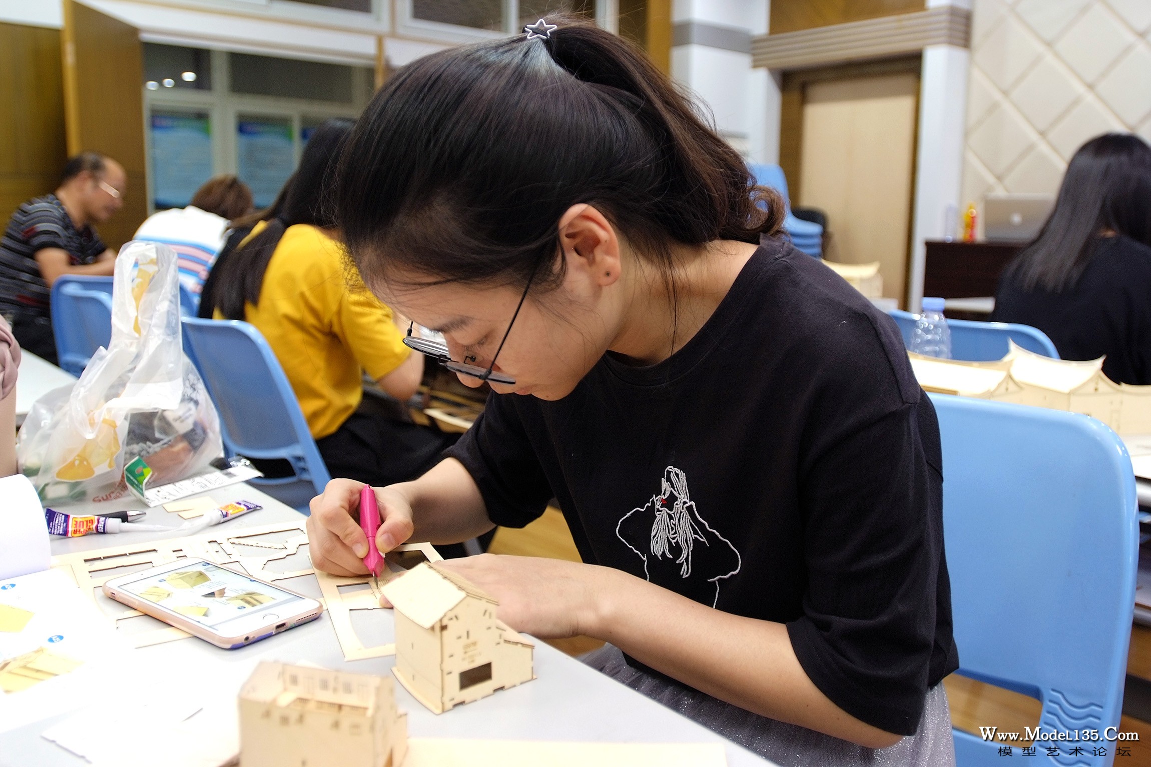 正在制作土楼模型的老师