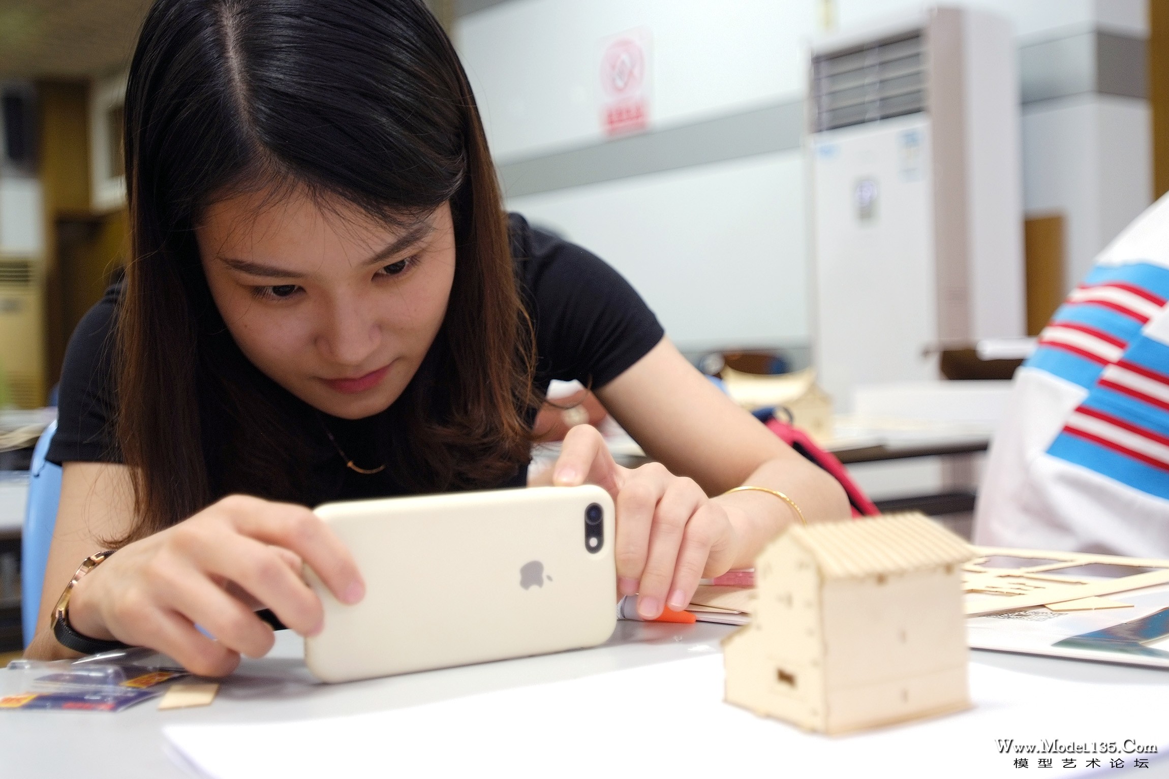 拿起手机拍下自己刚刚完成的作品