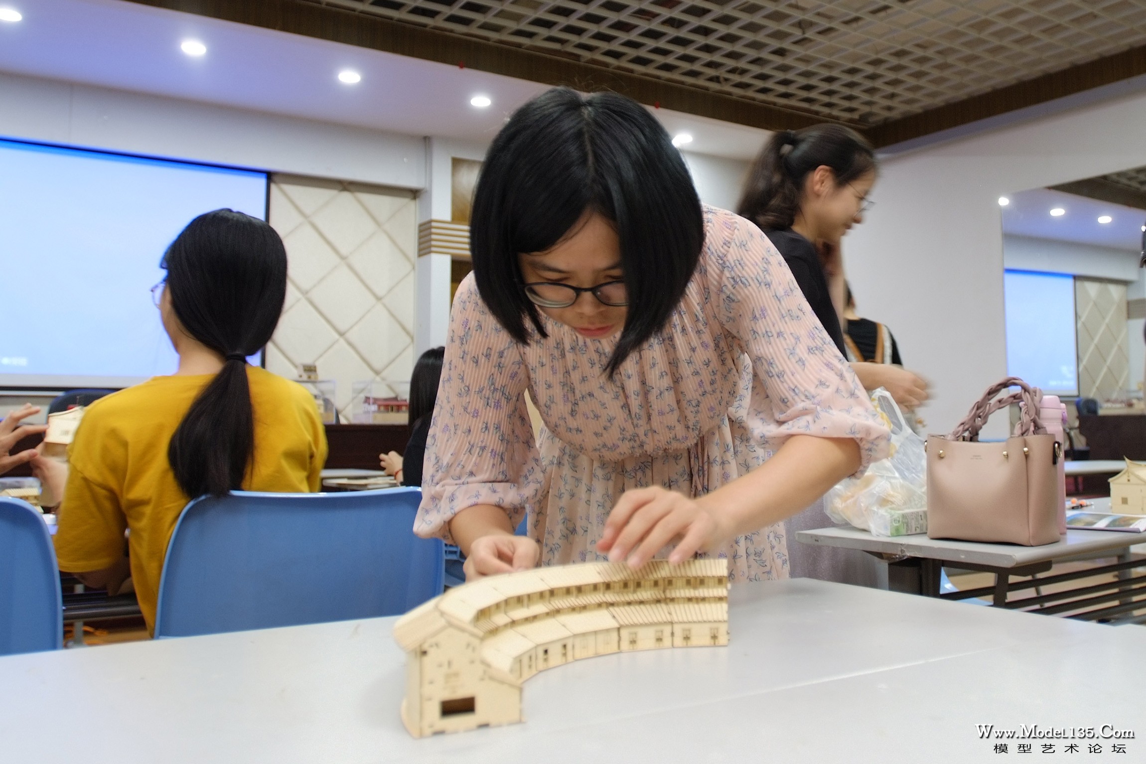 正在进行小比例版土楼的组合