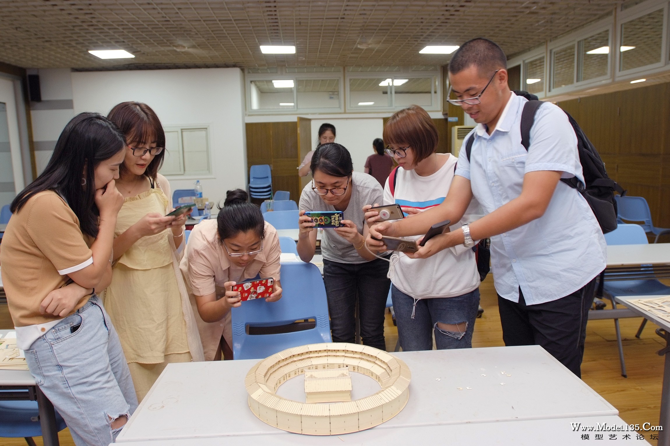 老师们纷纷拿起手机拍下自己参与制作中的土楼模型