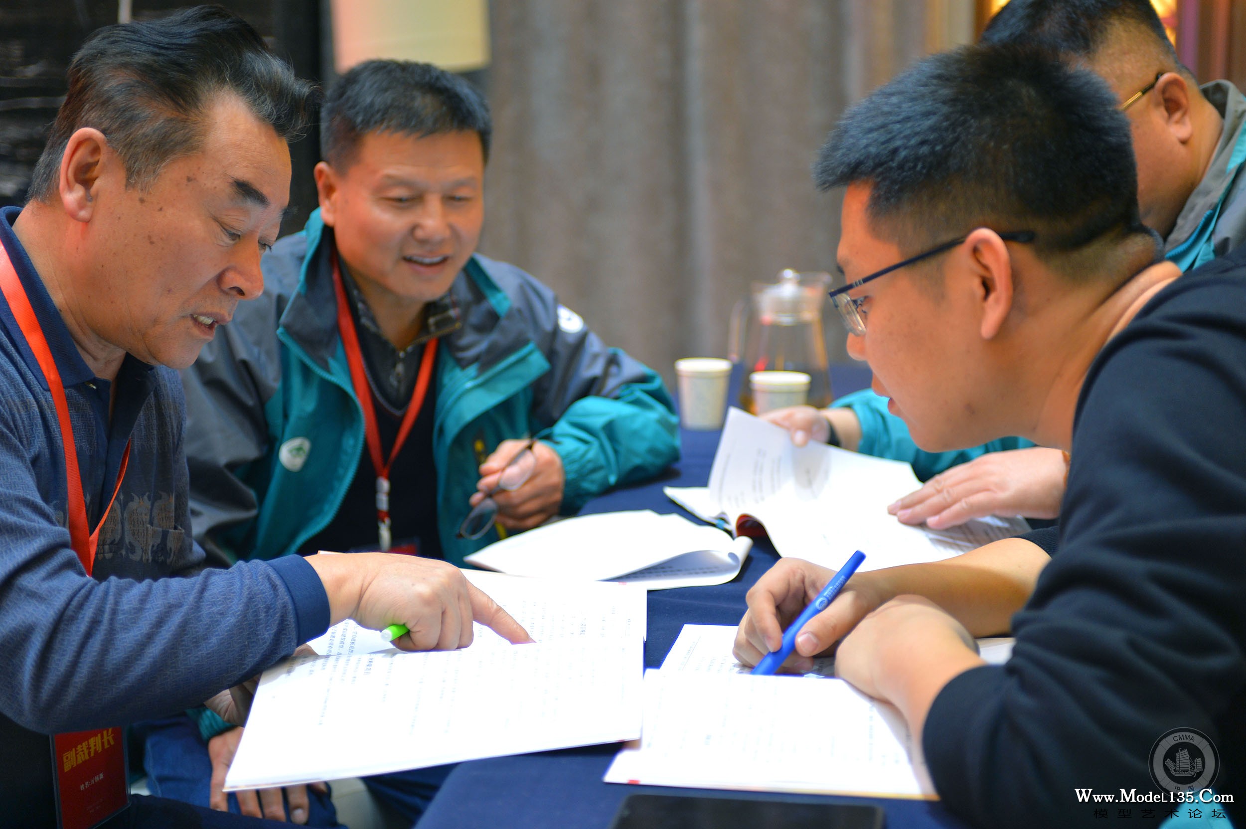 团体项目裁判长刘伟（中）副裁判长亓核新（左）