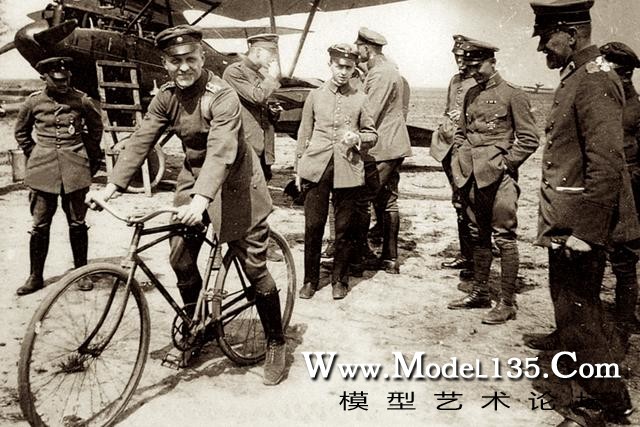 里希特霍芬，其身后是他的第一代座驾（信天翁战斗机）