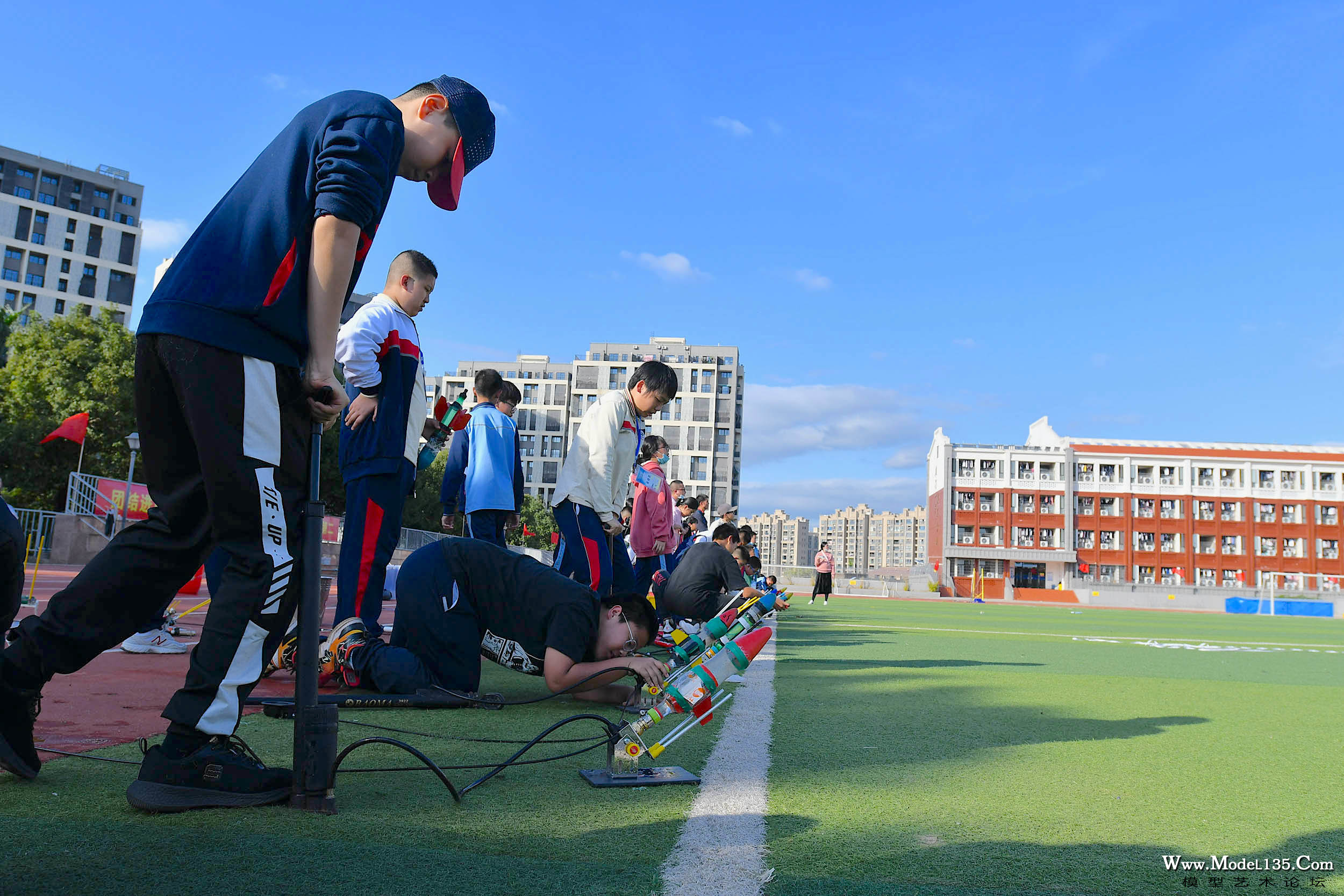 更在给水火箭打气