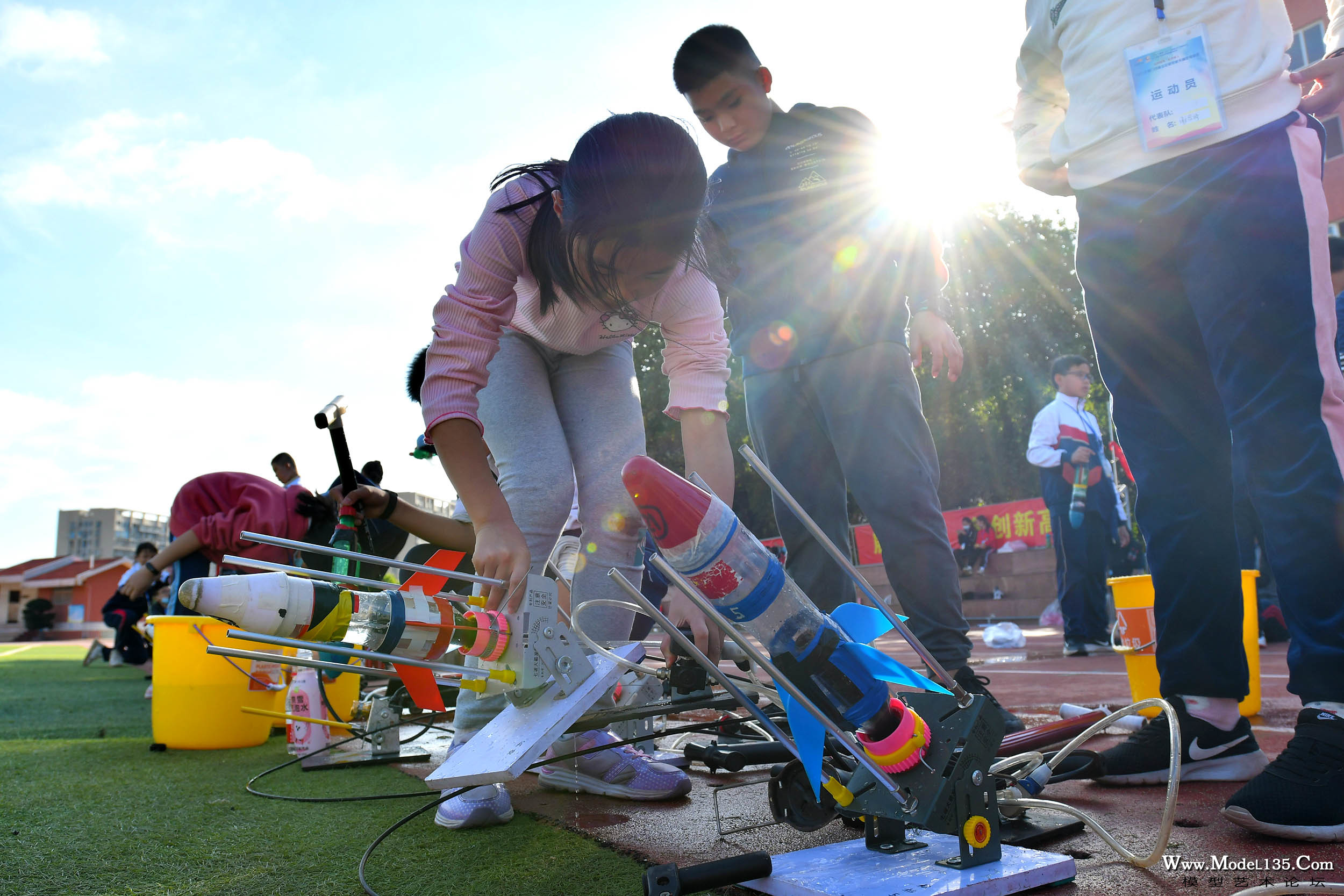 正在仔细检查发射架