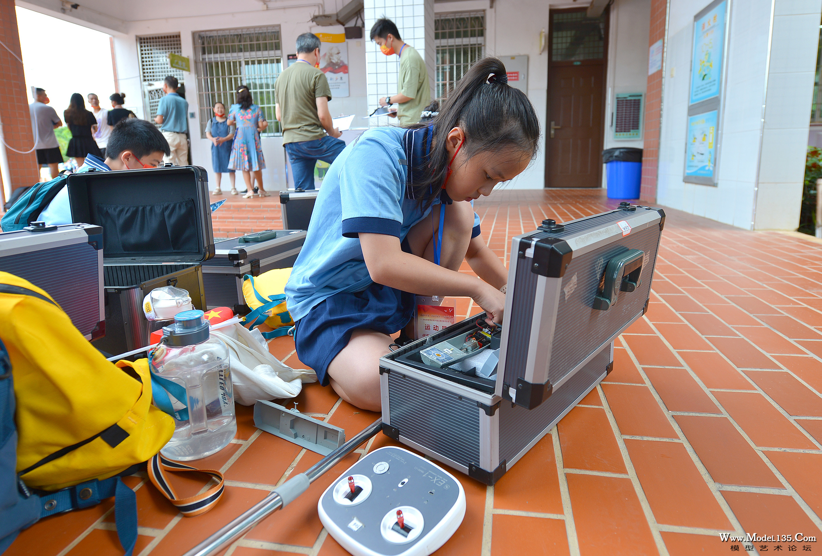 正在整备模型的小选手