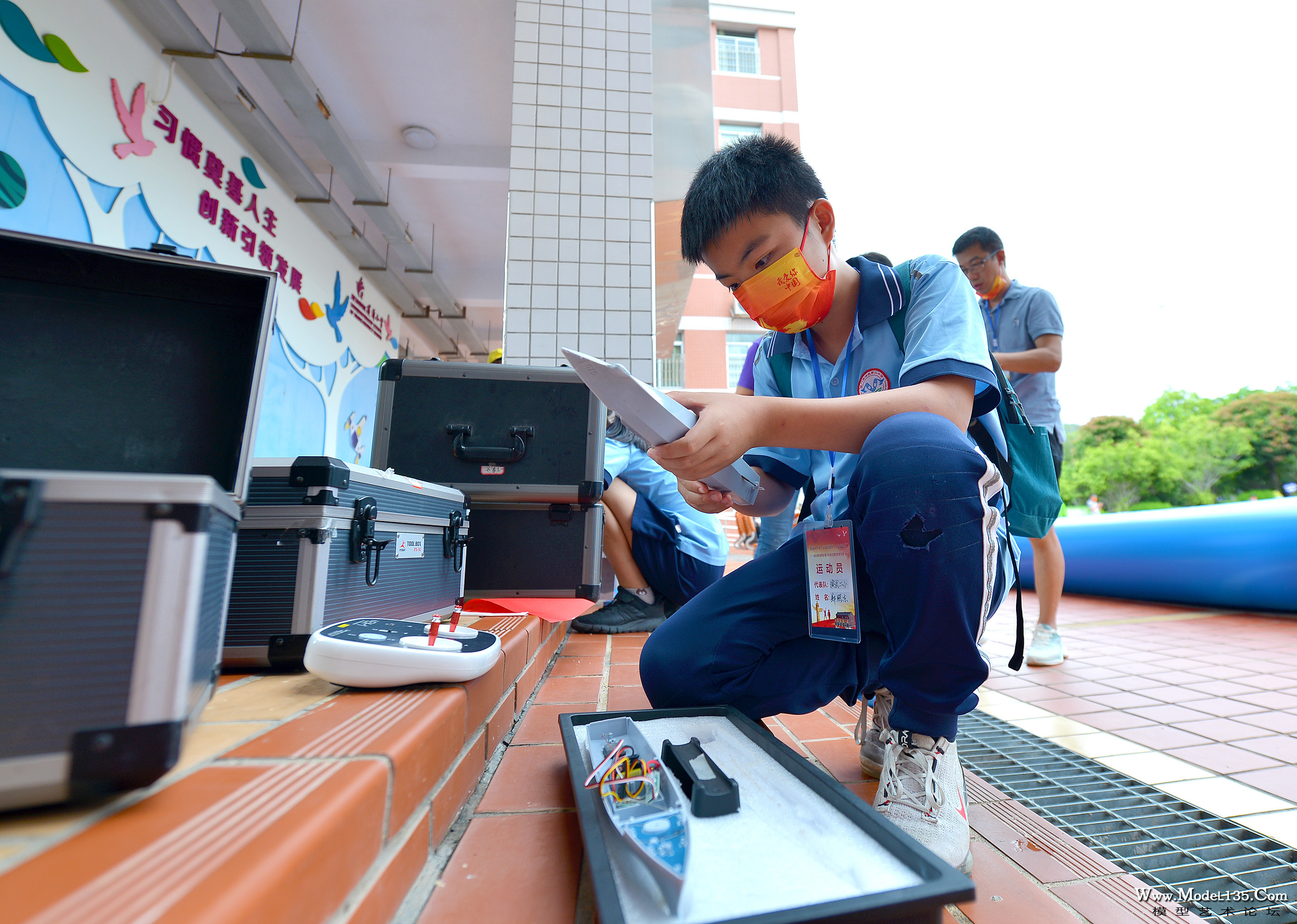 正在整备模型的小选手