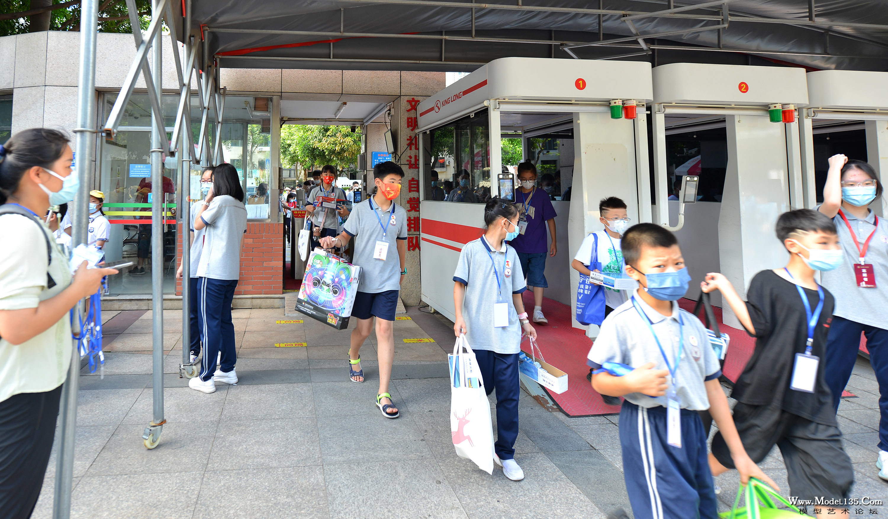 参赛选手有序通过测温点