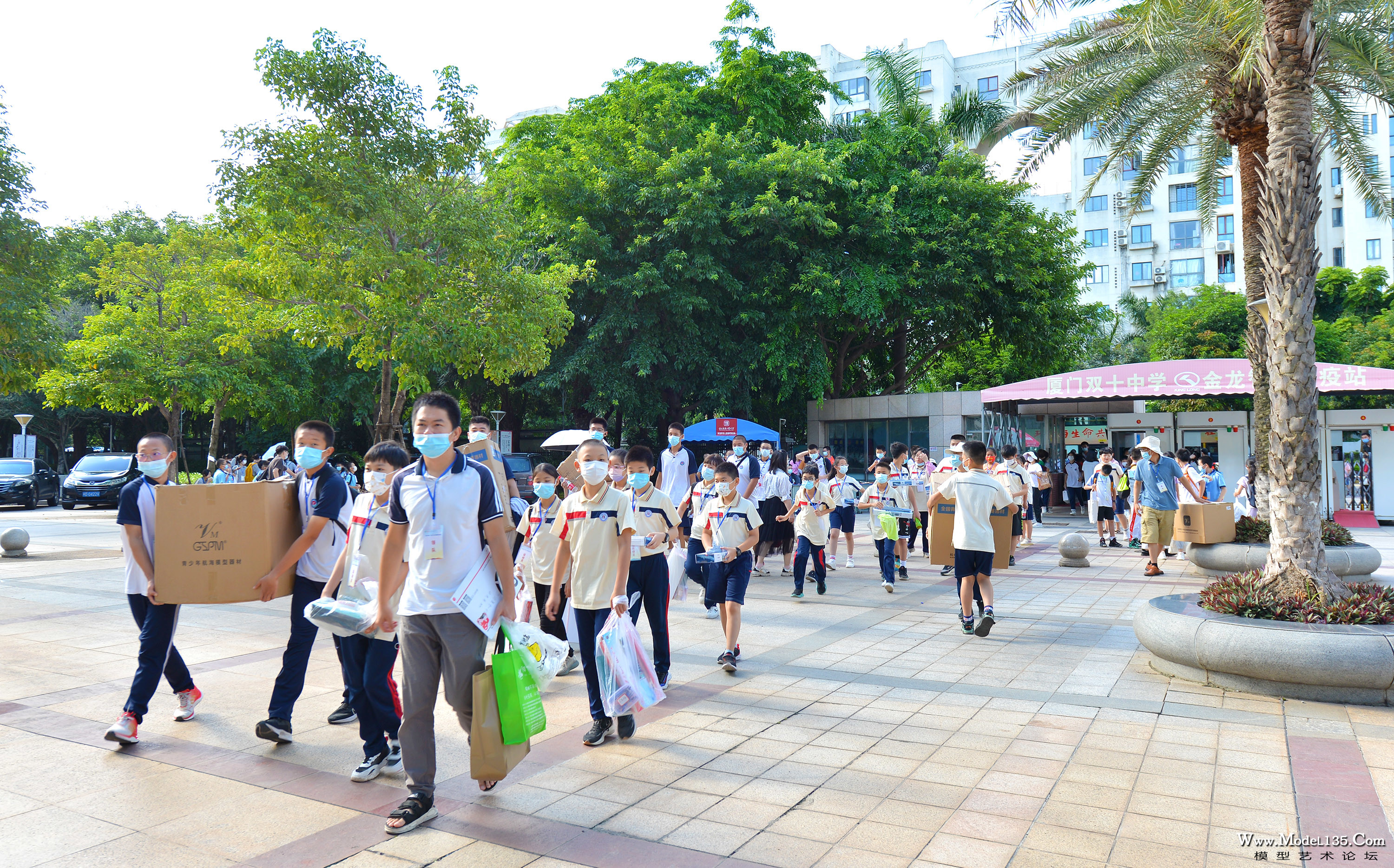 清晨抵达赛场的参赛队