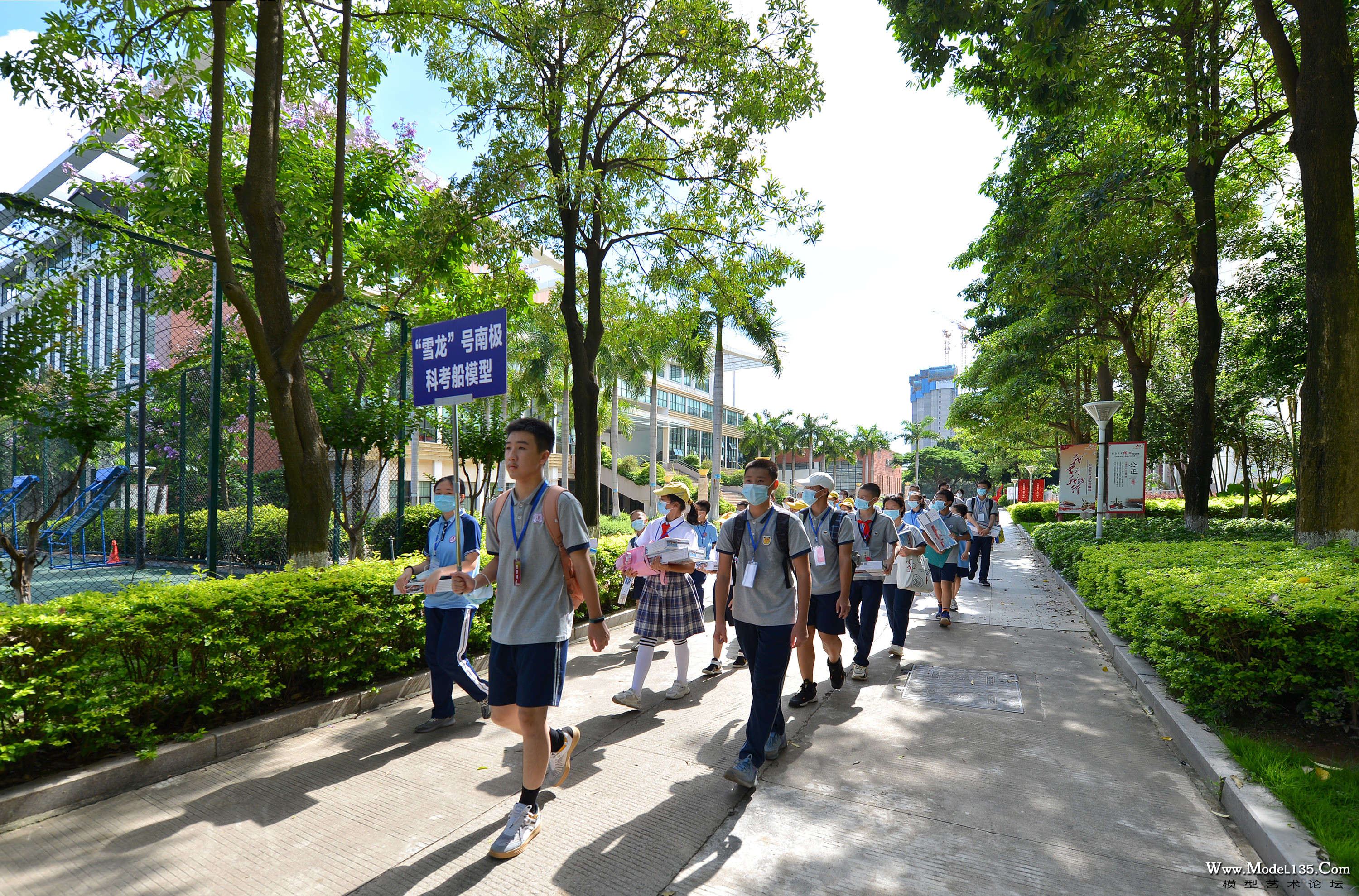 引导员将整好队的同学们引导到赛场