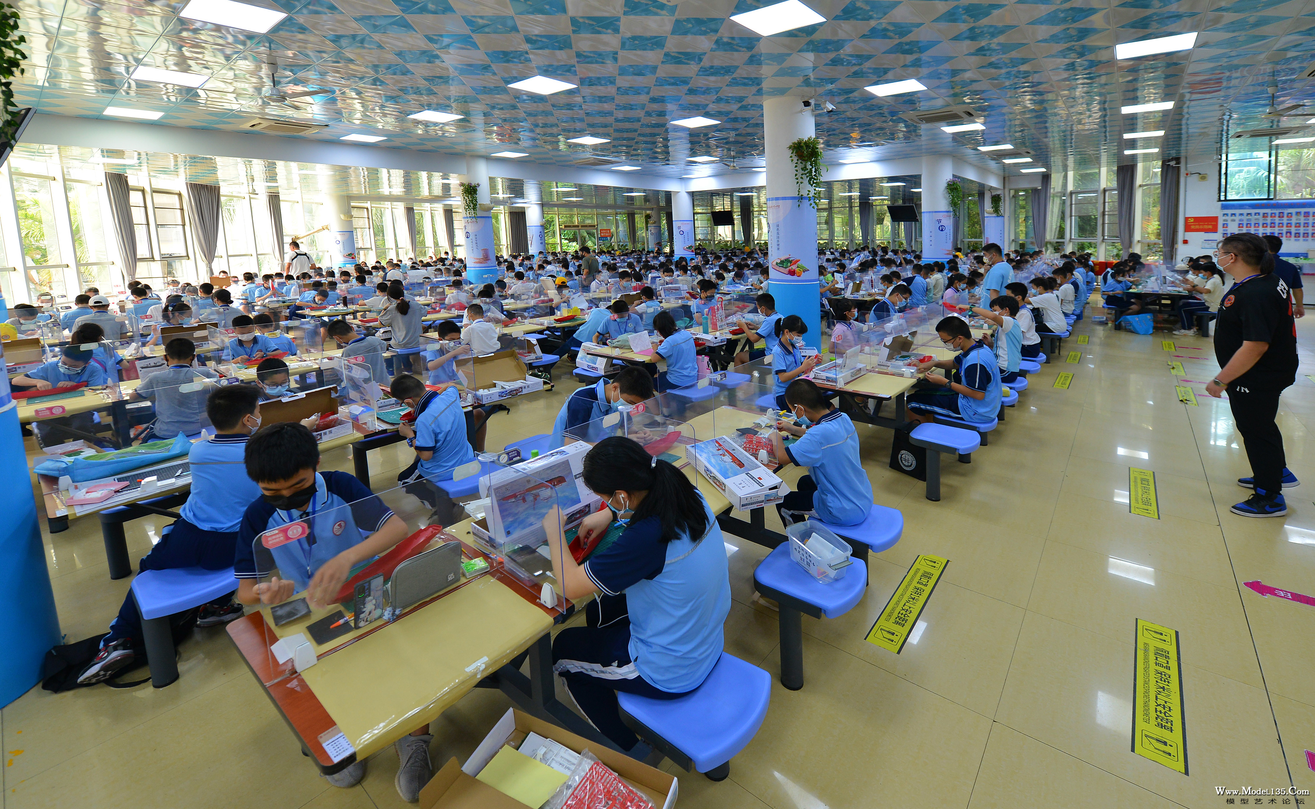 座位间均设置透明隔板