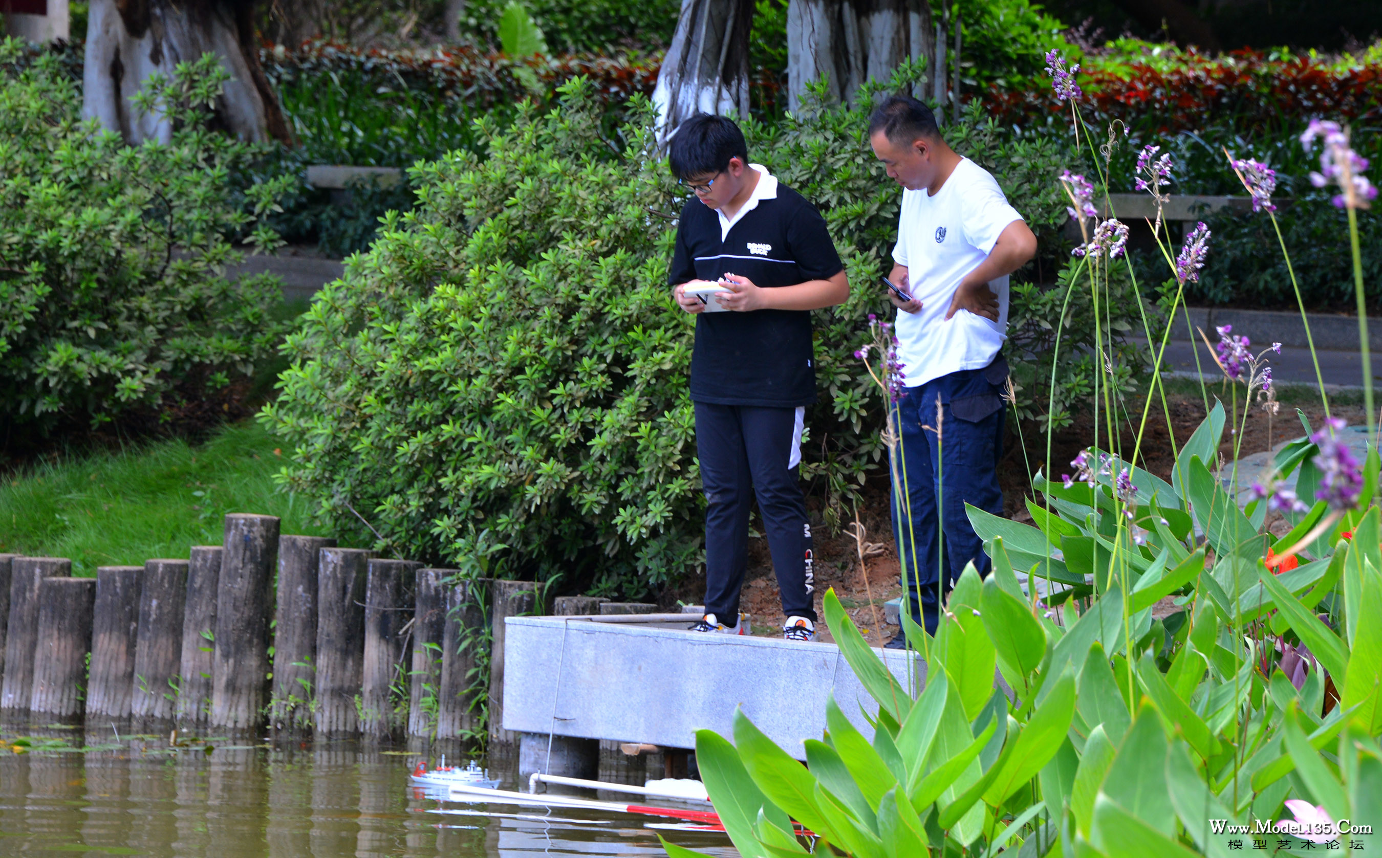 大水域F4A模型正在进入船坞